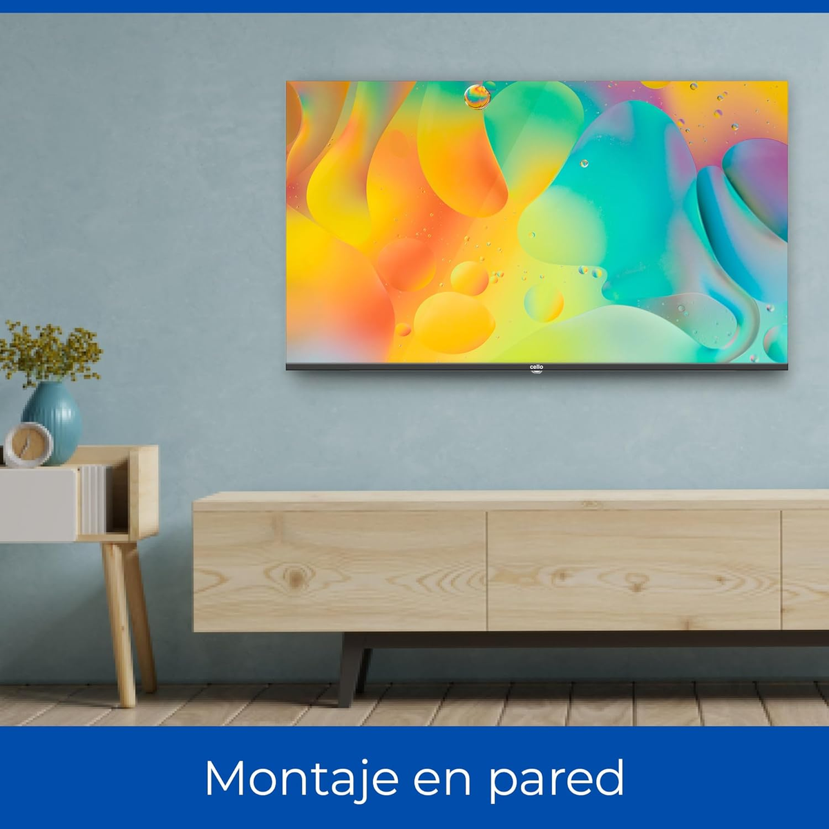 An der Wand montierter Fernseher über einem Holzschrank mit Vase, Büchern und Uhr.