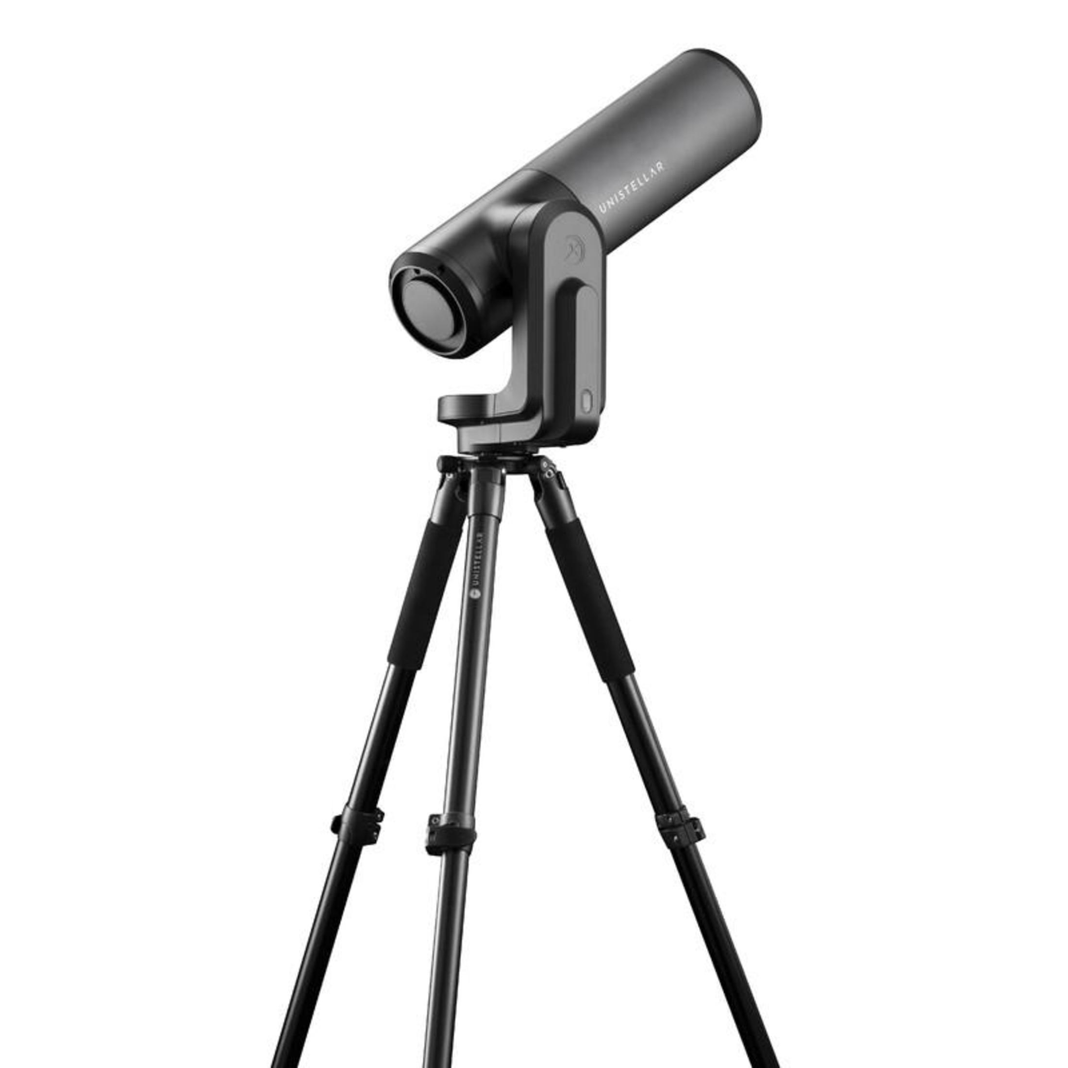 Ein schwarzes Teleskop auf einem Stativ, nach oben gerichtet, weißer Hintergrund.