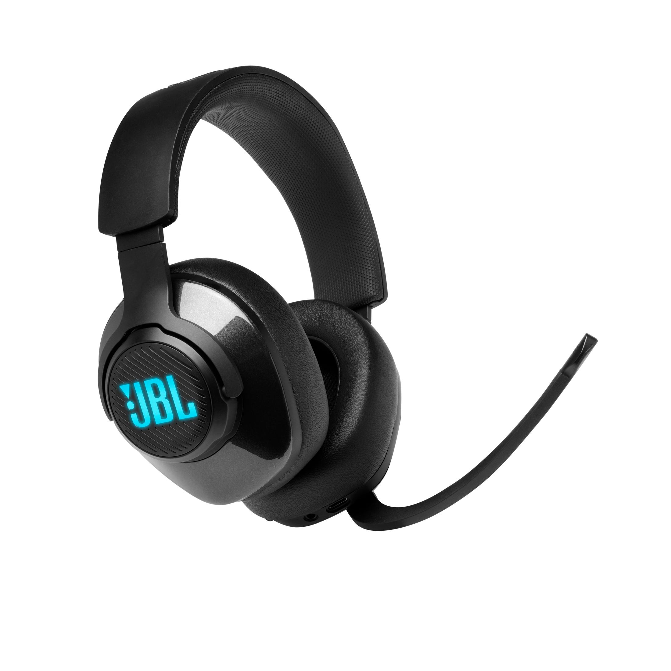 Auriculares gaming JBL negros con micrófono. El logo JBL se ilumina en azul en la copa del oído.