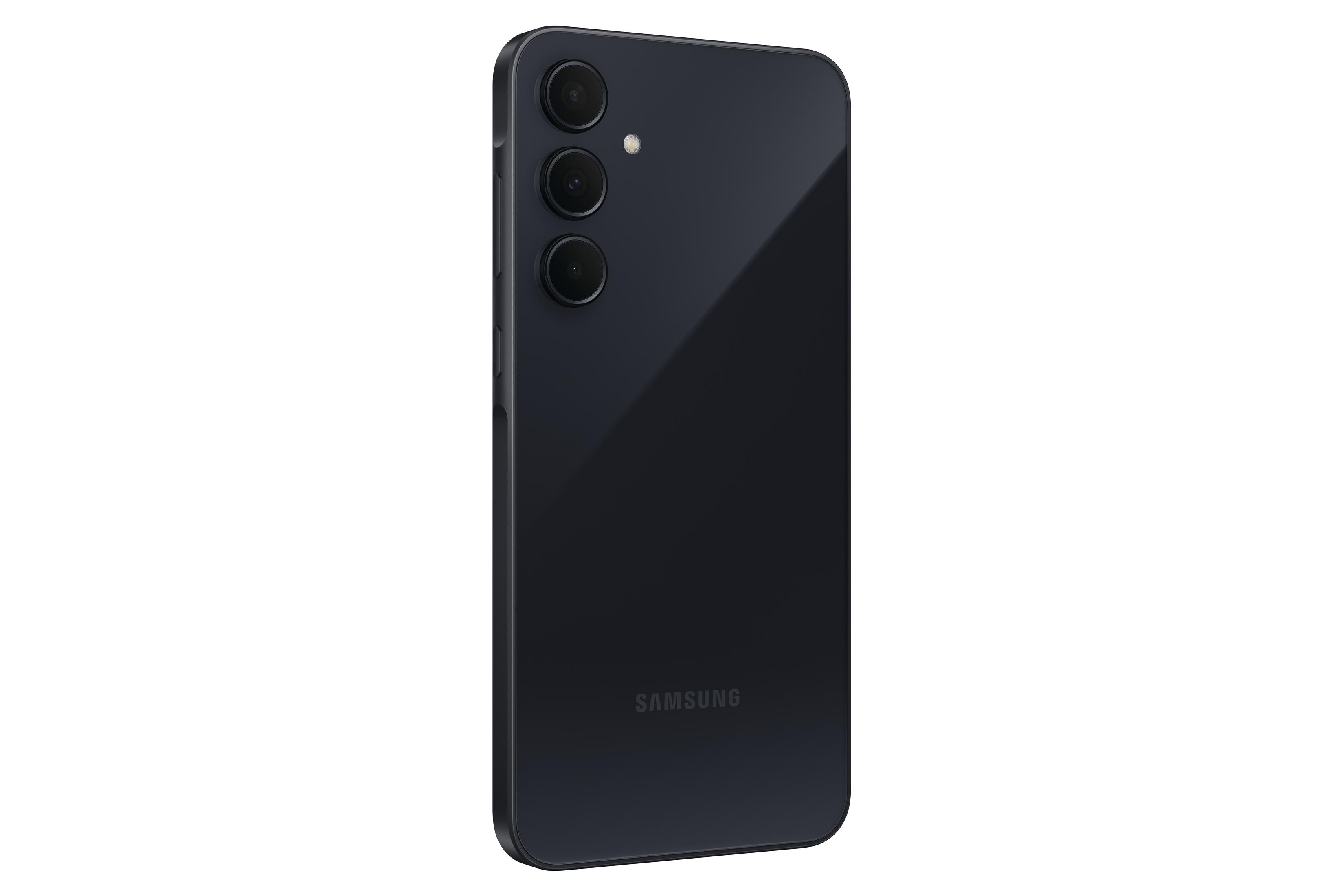 Ein schwarzes Smartphone, Rückansicht, drei Kameralinsen.