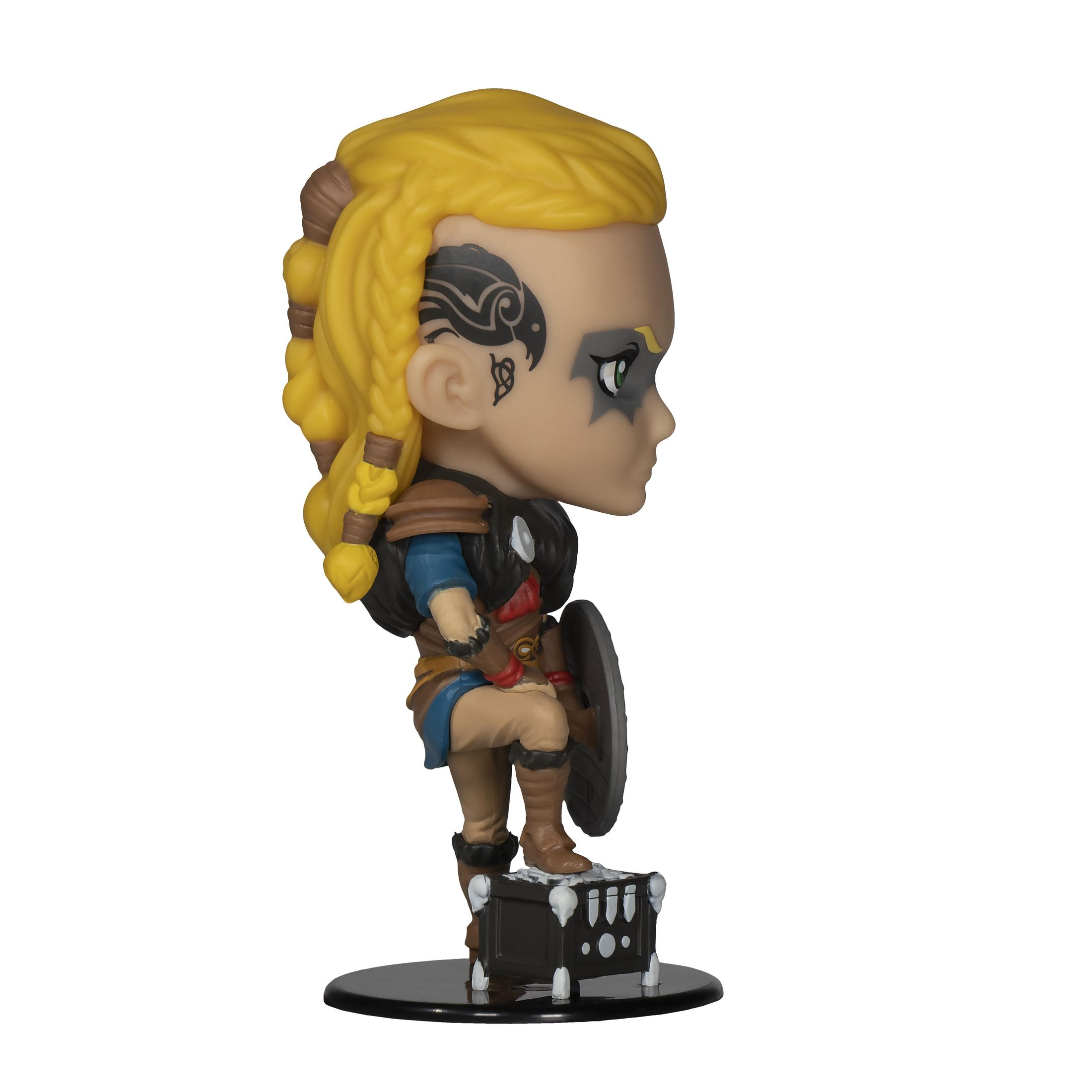 Figur einer Frau mit blonden Haaren, Schild und Schwert auf schwarzem Sockel.