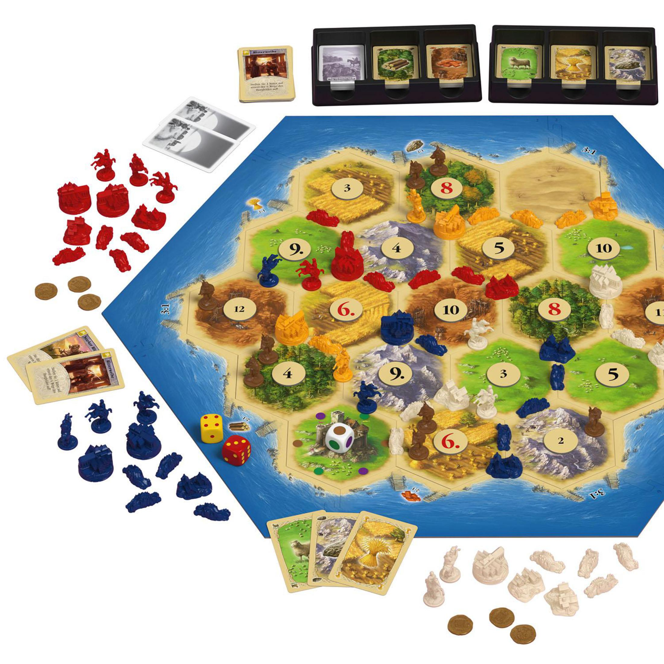 Siedler von Catan Brettspiel. Spielsteine, Karten und Würfel liegen auf einem sechseckigen Brett.