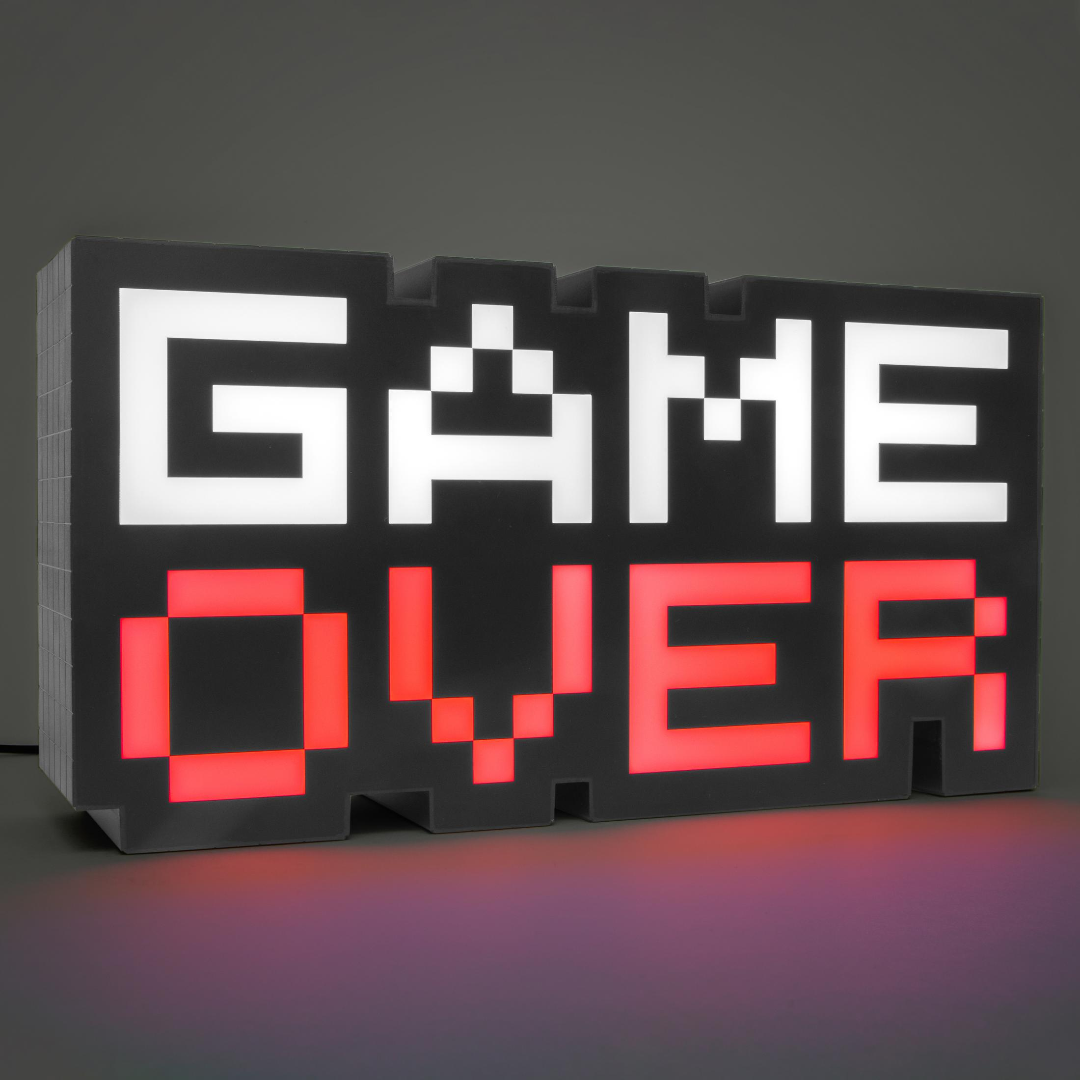 Letrero pixelado de "GAME OVER", retroiluminado en blanco y rojo. Tema de juegos retro.