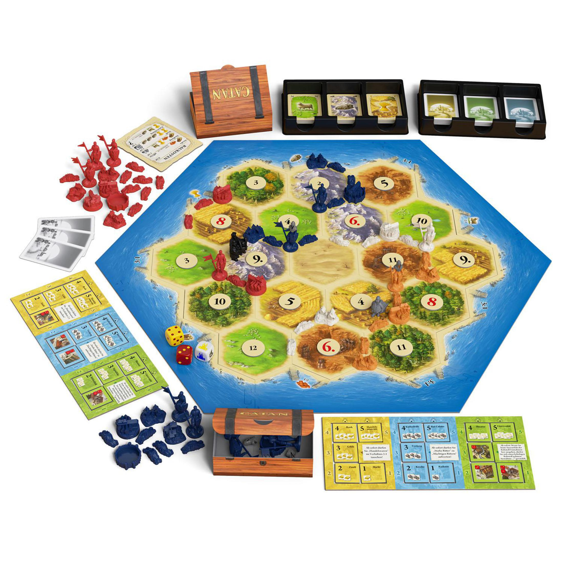 Catan Brettspiel mit Spielsteinen, Spielbrett, Karten und Holzkisten. Draufsicht.