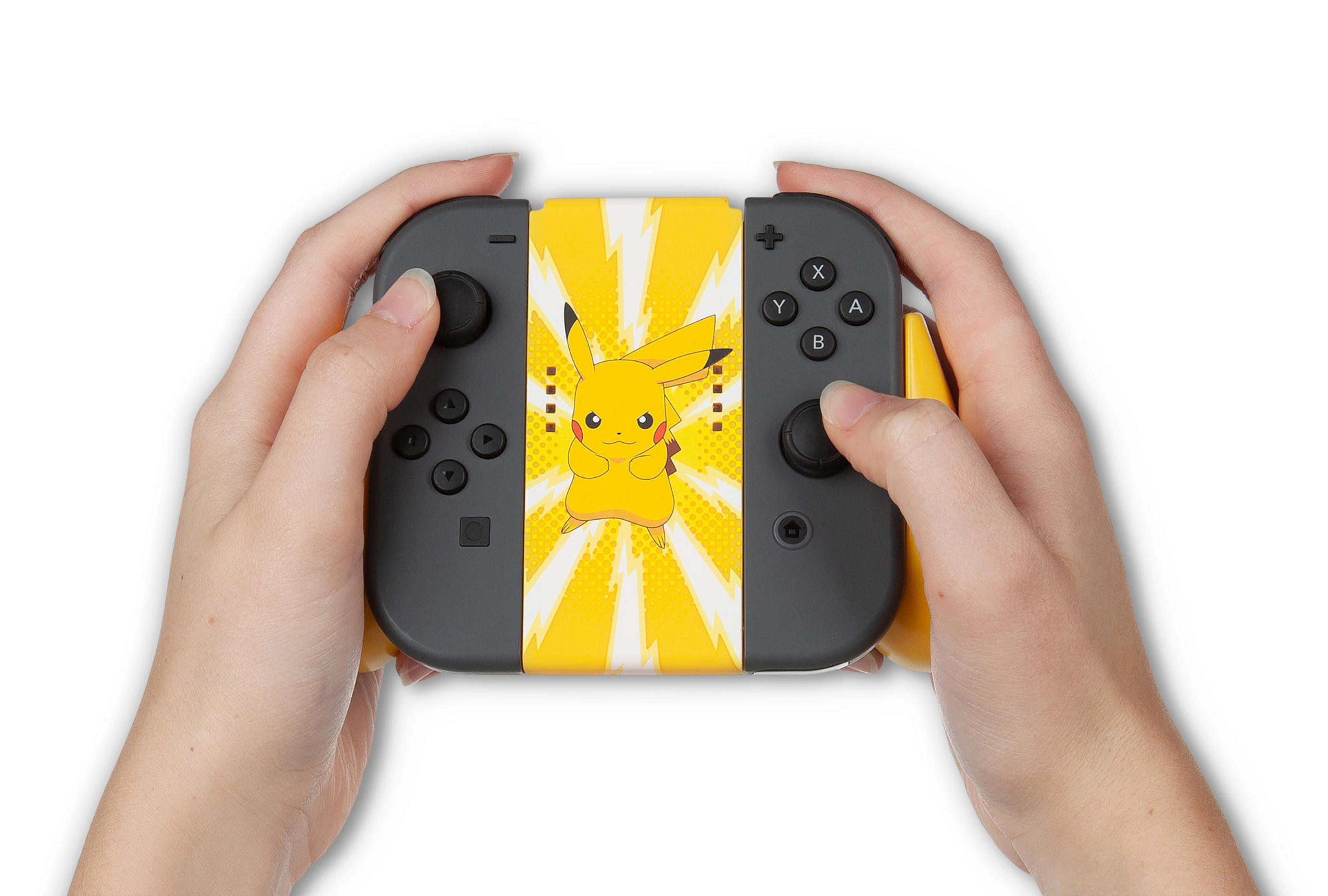 Hände halten einen Nintendo Switch-Controller mit Pikachu-Design auf weißem Hintergrund.