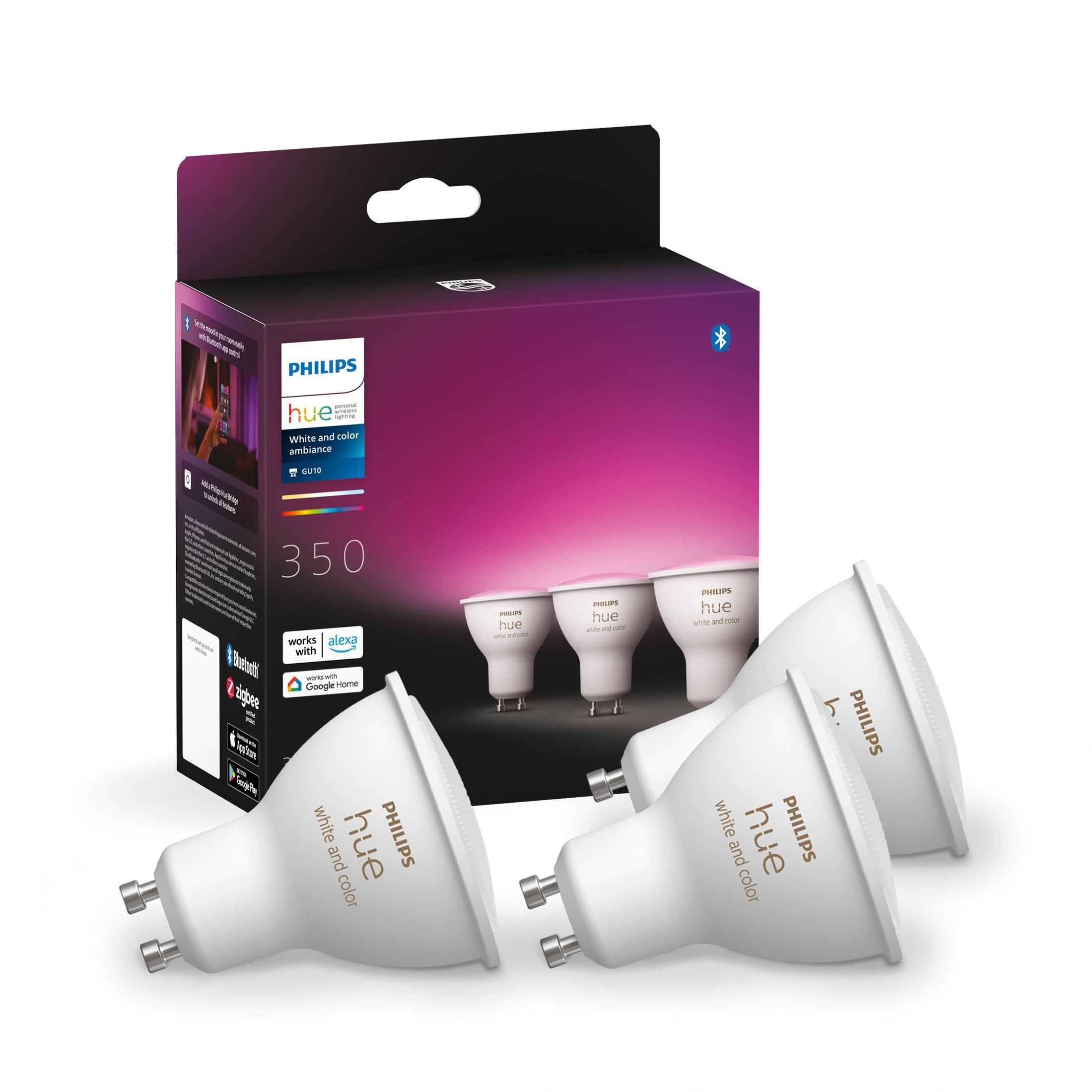 Eine Schachtel mit Philips Hue White and Color Smart-Lampen, mit 3 sichtbaren Glühbirnen davor.