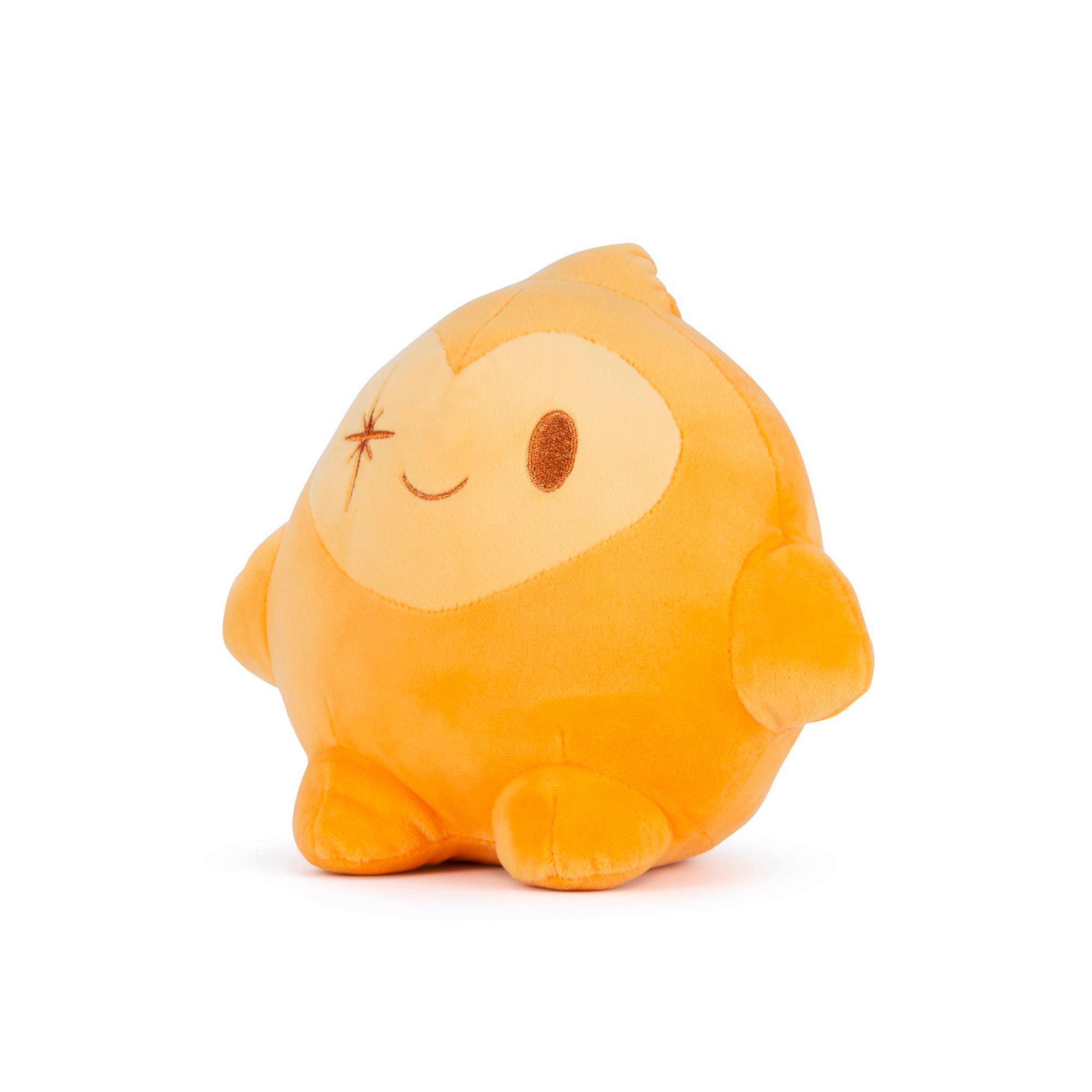 Pomarańczowa pluszowa zabawka z mrugającym okiem i uśmiechniętą twarzą na białym tle.
