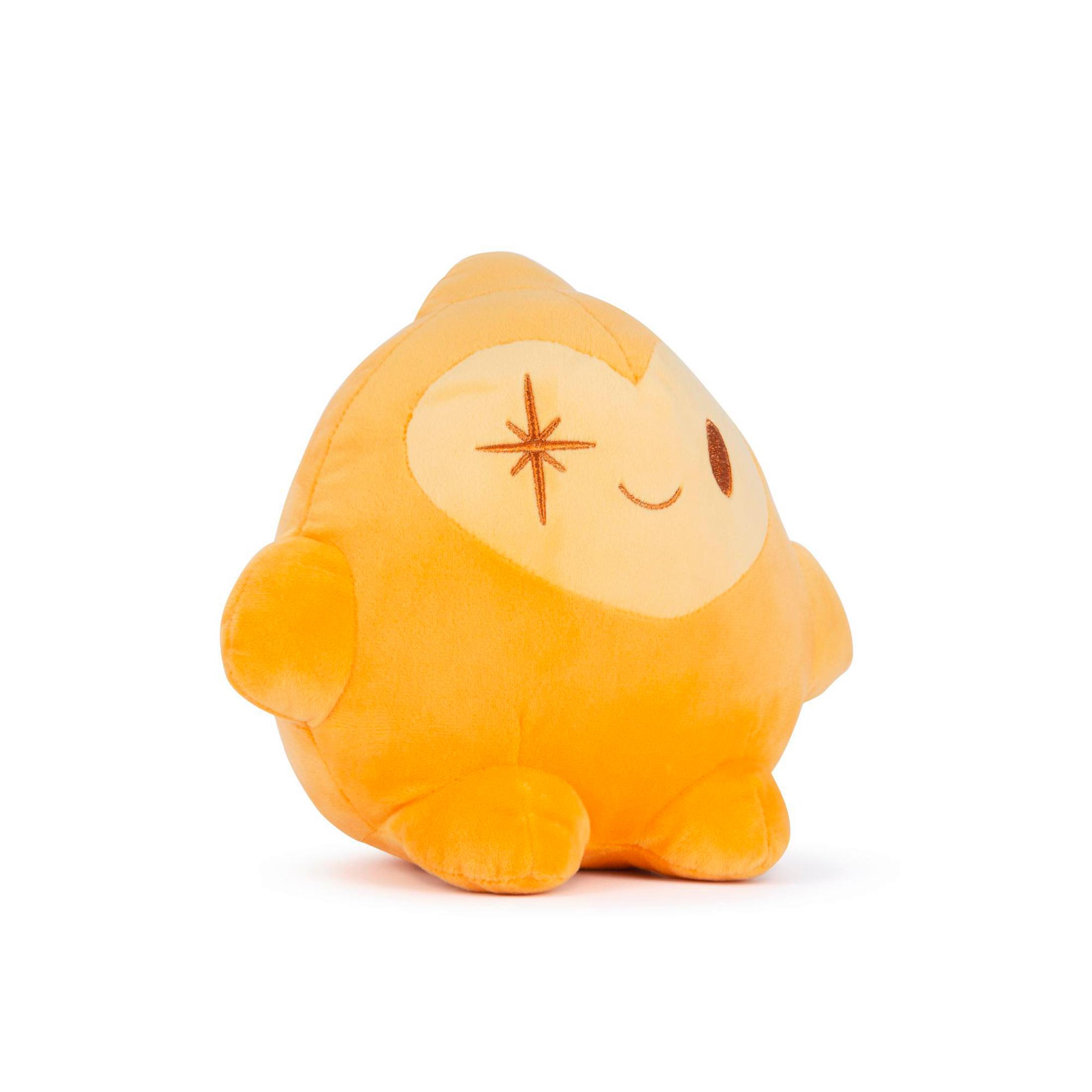 Pomarańczowa pluszowa zabawka z gwiazdą na oku. Uroczy design, na białym tle.