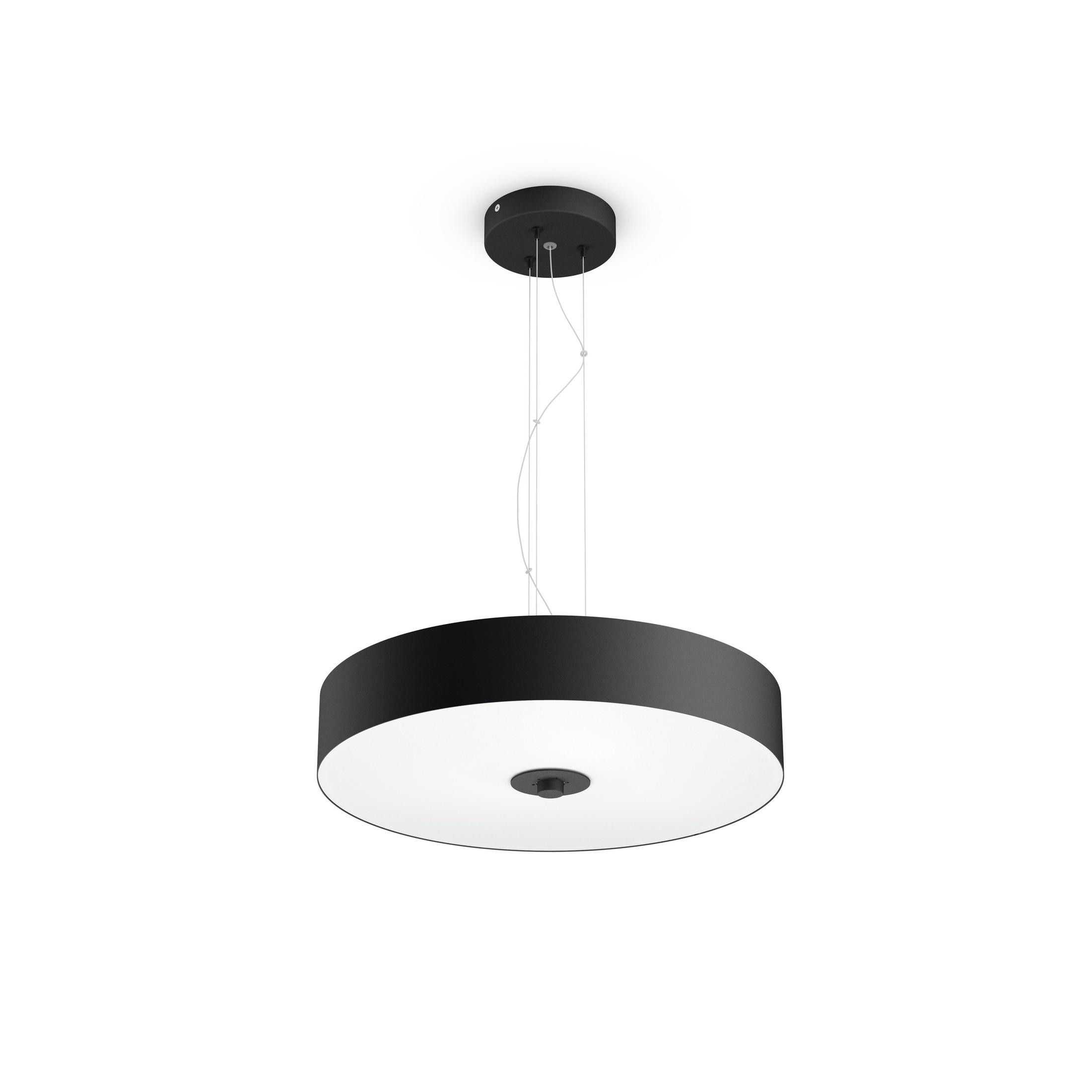 Un plafonnier noir et blanc. Il est rond et pend du plafond.