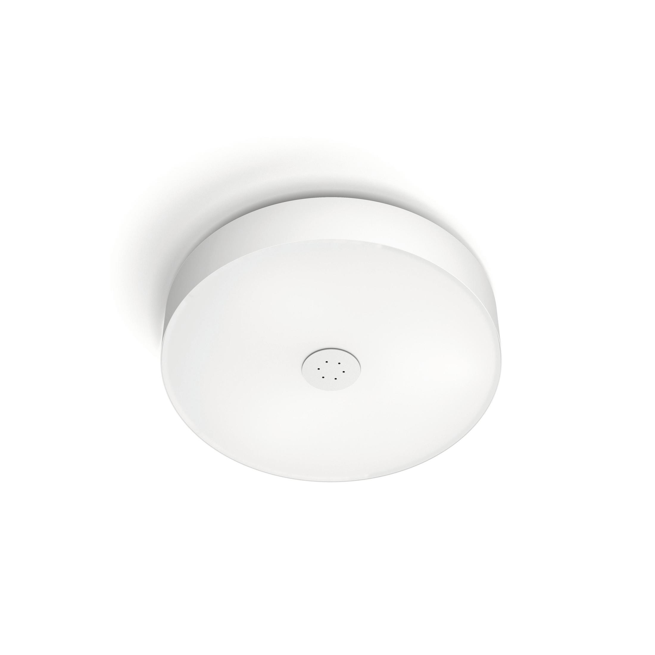 Un plafonnier blanc, rond, monté au ras du plafond. Il a une ouverture centrale.