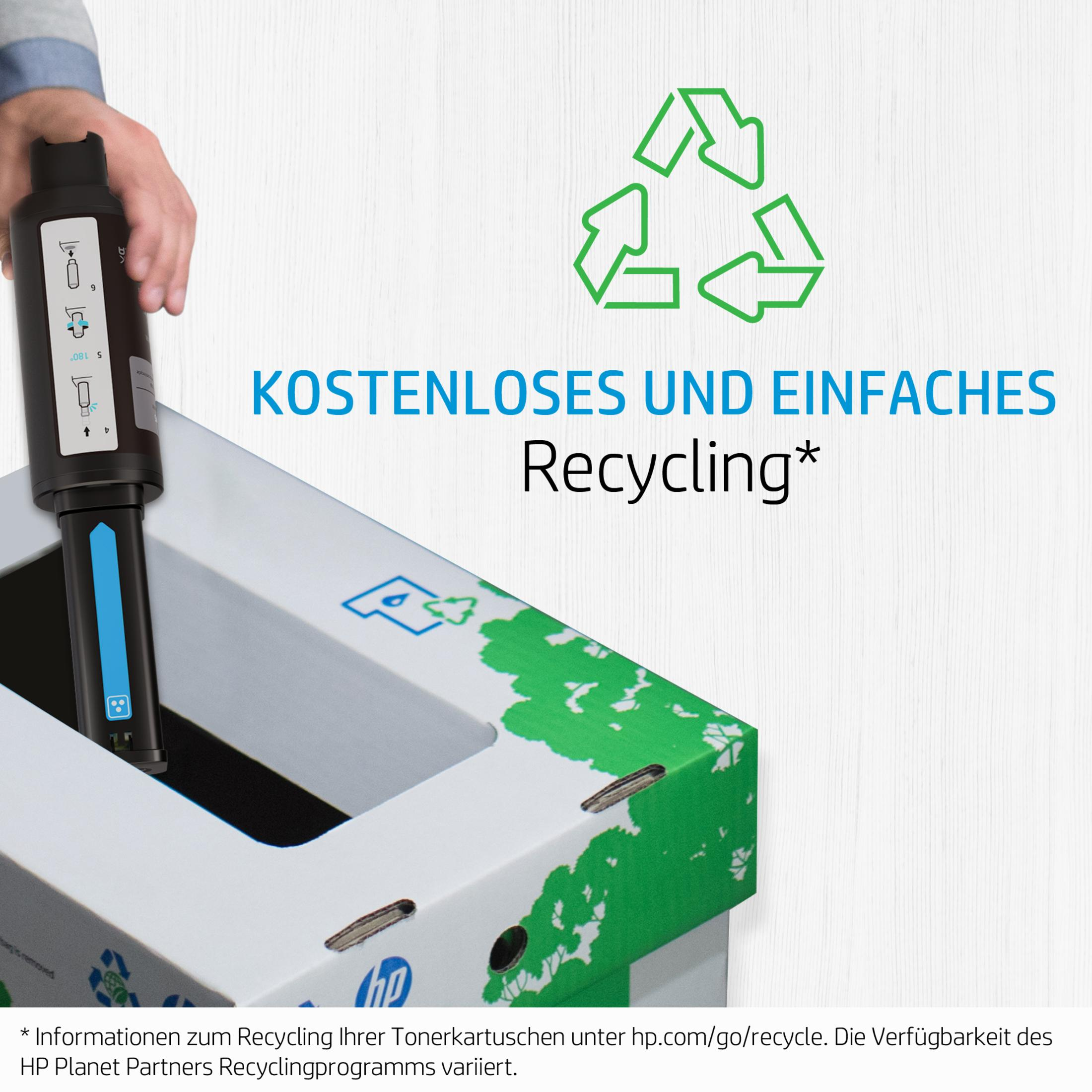 Ręka trzymająca czarny wkład z tonerem, kosz do recyklingu ze znakiem recyklingu i tekstem.