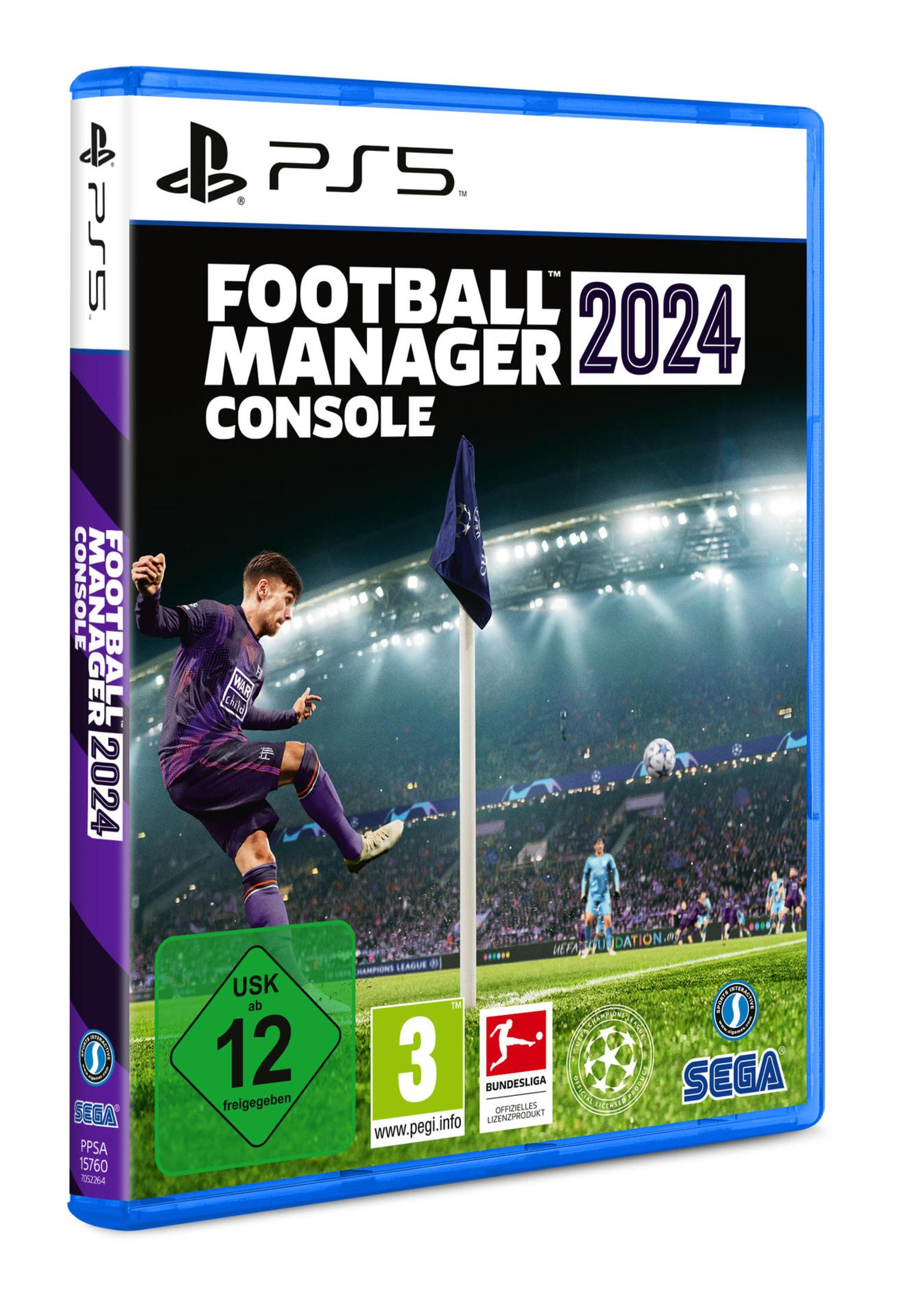 Football Manager 2024 Console Spielbox für PS5. Ein Spieler schießt den Ball im Stadion.