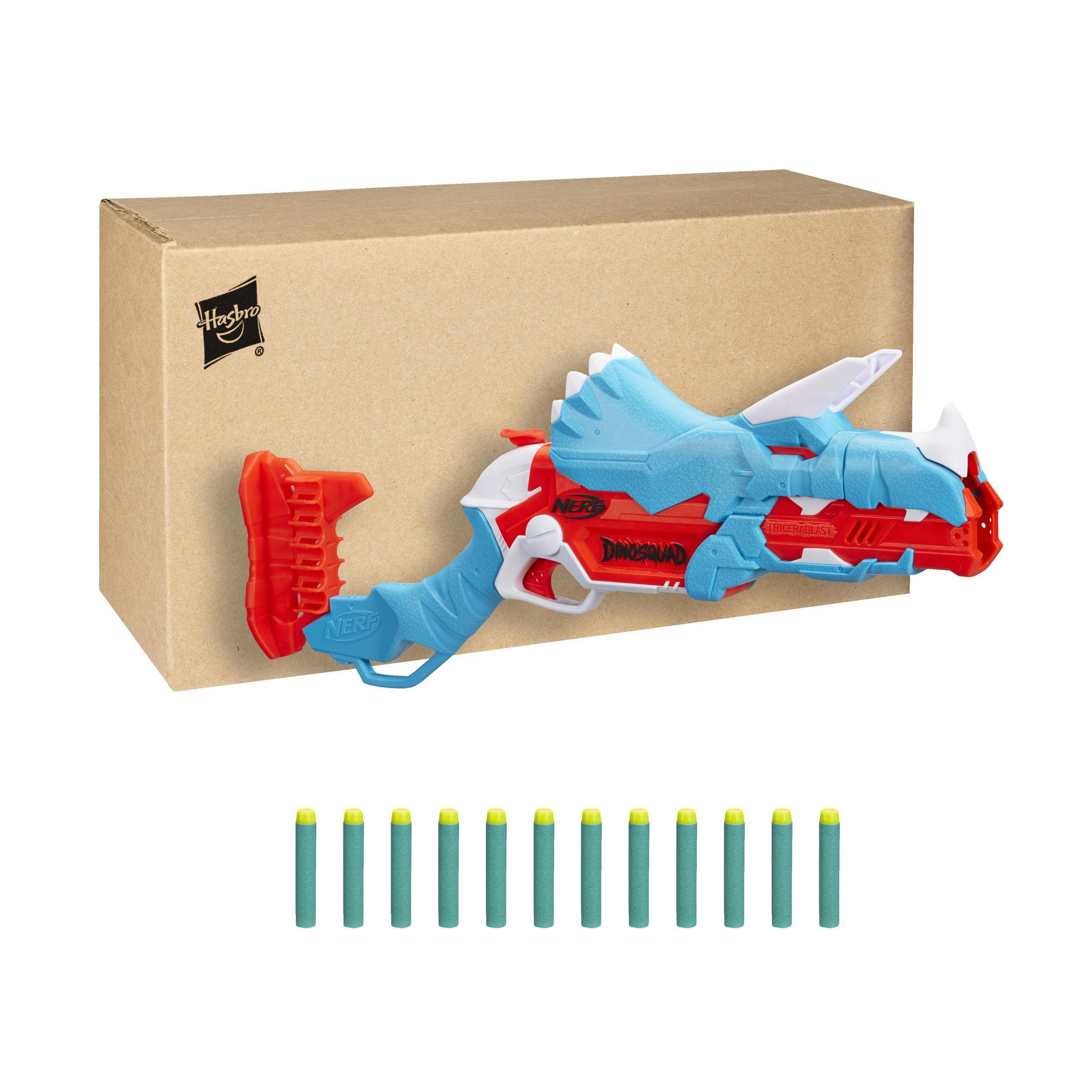 Pistola de juguete Nerf DinoSquad en caja con dardos, sobre fondo blanco.