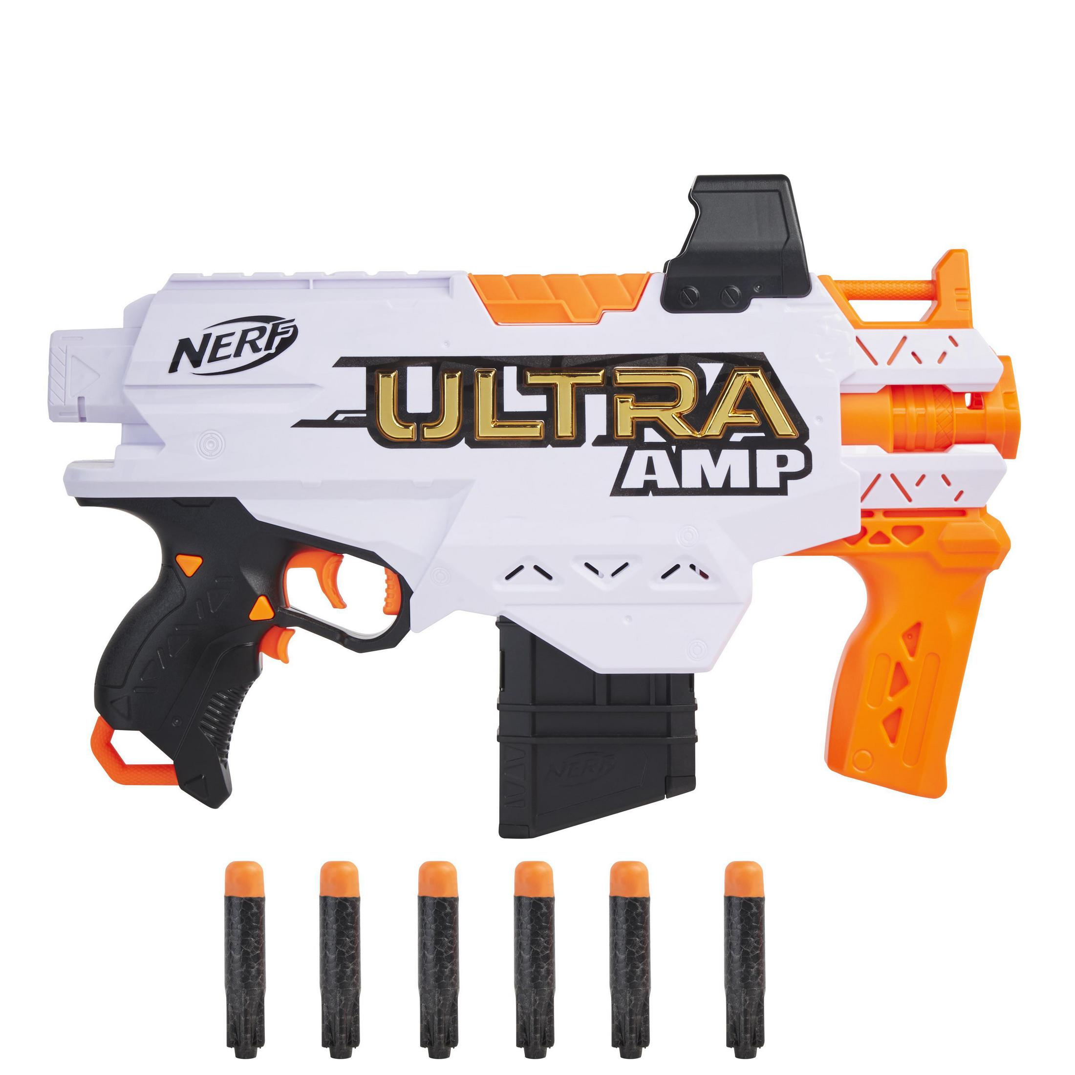 Blaster Nerf Ultra AMP bianco e arancione con dardi. Ha un'impugnatura nera e la scritta Ultra AMP.