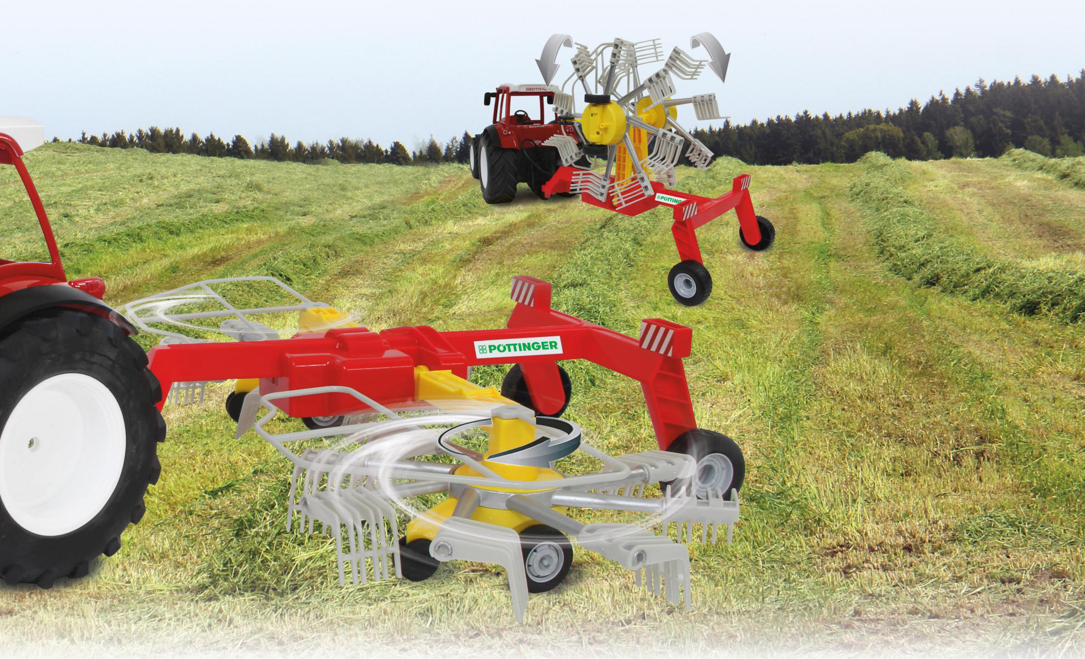 Spielzeug-Landwirtschaftsgerät mit Traktor und Heuwender, vor einem grünen Feld und blauem Himmel.