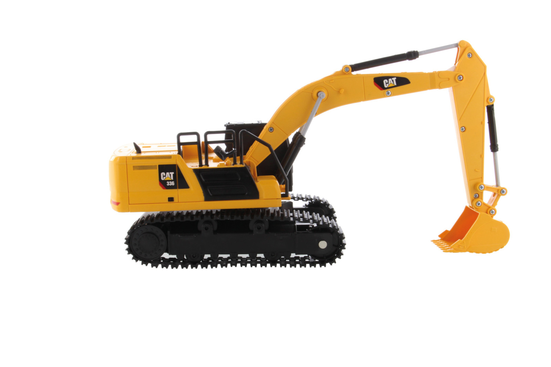 Un juguete de excavadora amarillo con orugas negras. Tiene el logotipo CAT y un brazo y una cuchara móviles.