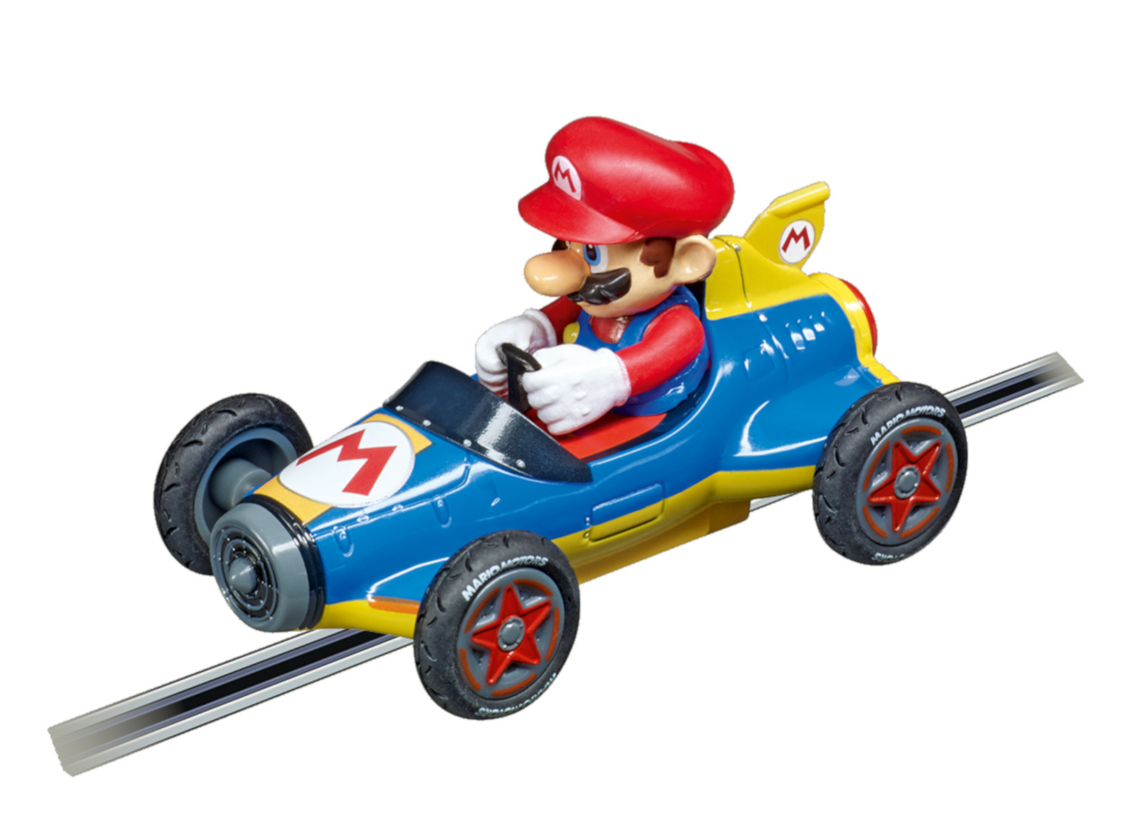 Figura de Mario en un coche de carreras azul y amarillo, con gorra roja, sobre fondo blanco.
