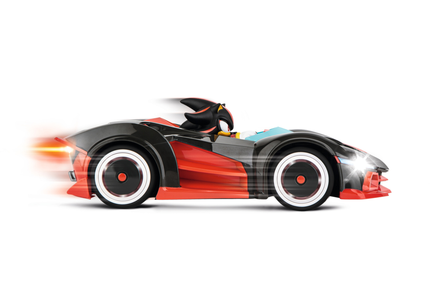 Schwarz-rotes Spielzeugauto mit Sonic am Steuer. Bewegungsunschärfe an den Seiten.
