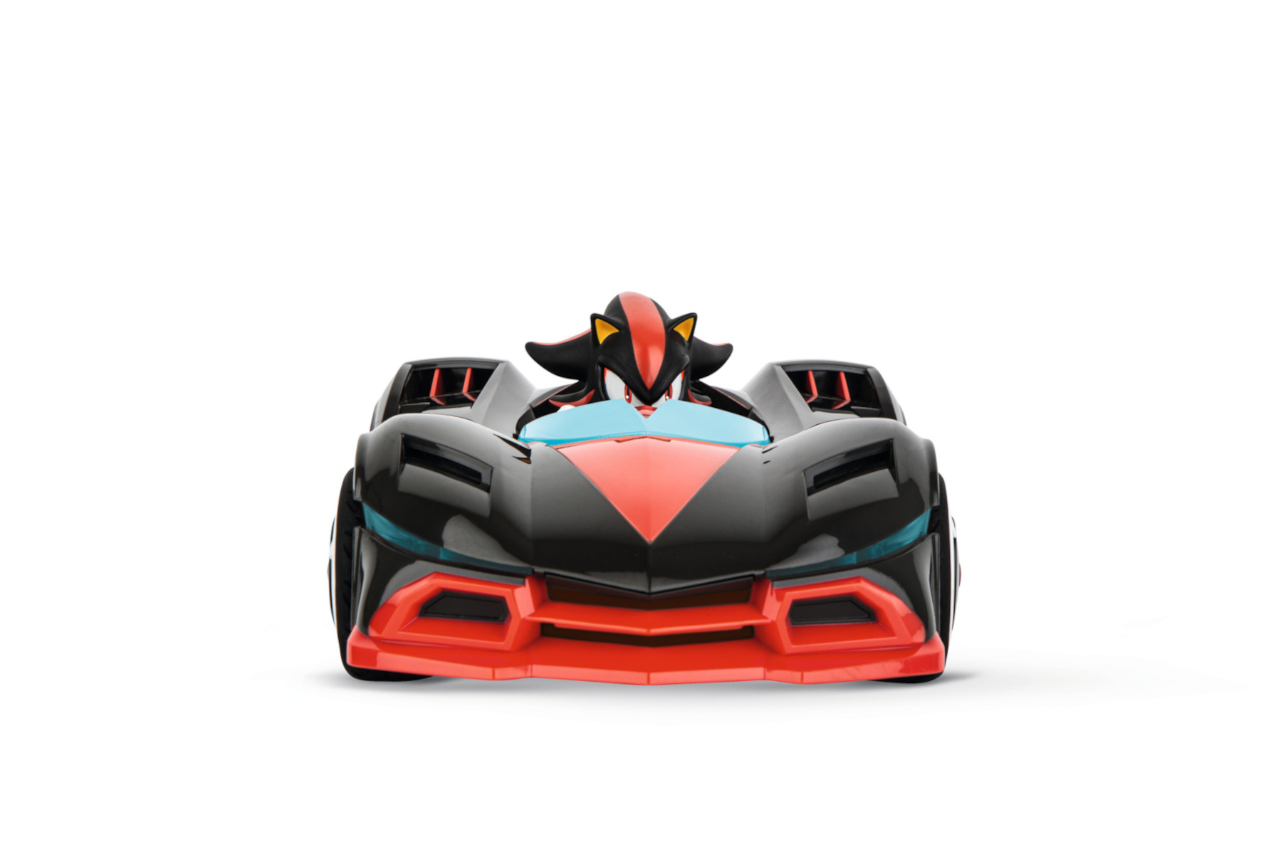 Shadow the Hedgehog in einem schwarz-roten Rennwagen vor weißem Hintergrund.