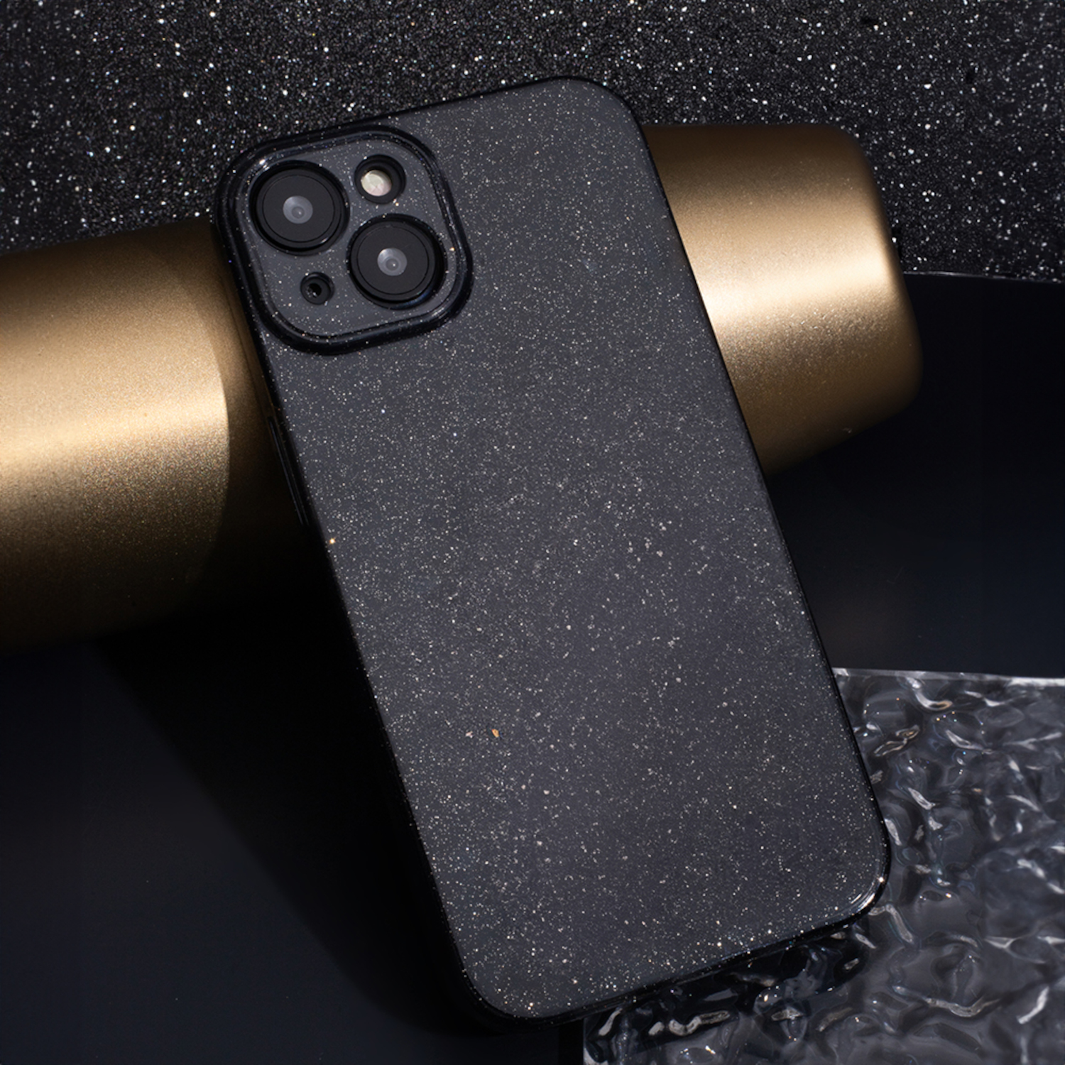 Eine schwarze Handyhülle mit glitzerndem Finish, mit einem Ausschnitt für eine Dreifach-Linsen-Kamera.
