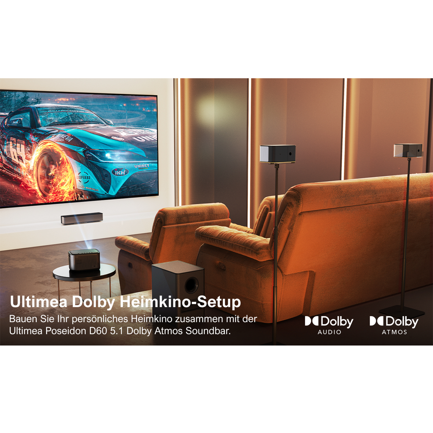 Heimkino-Setup mit Projektor, Soundbar, Lautsprechern und zwei orangefarbenen Sesseln.