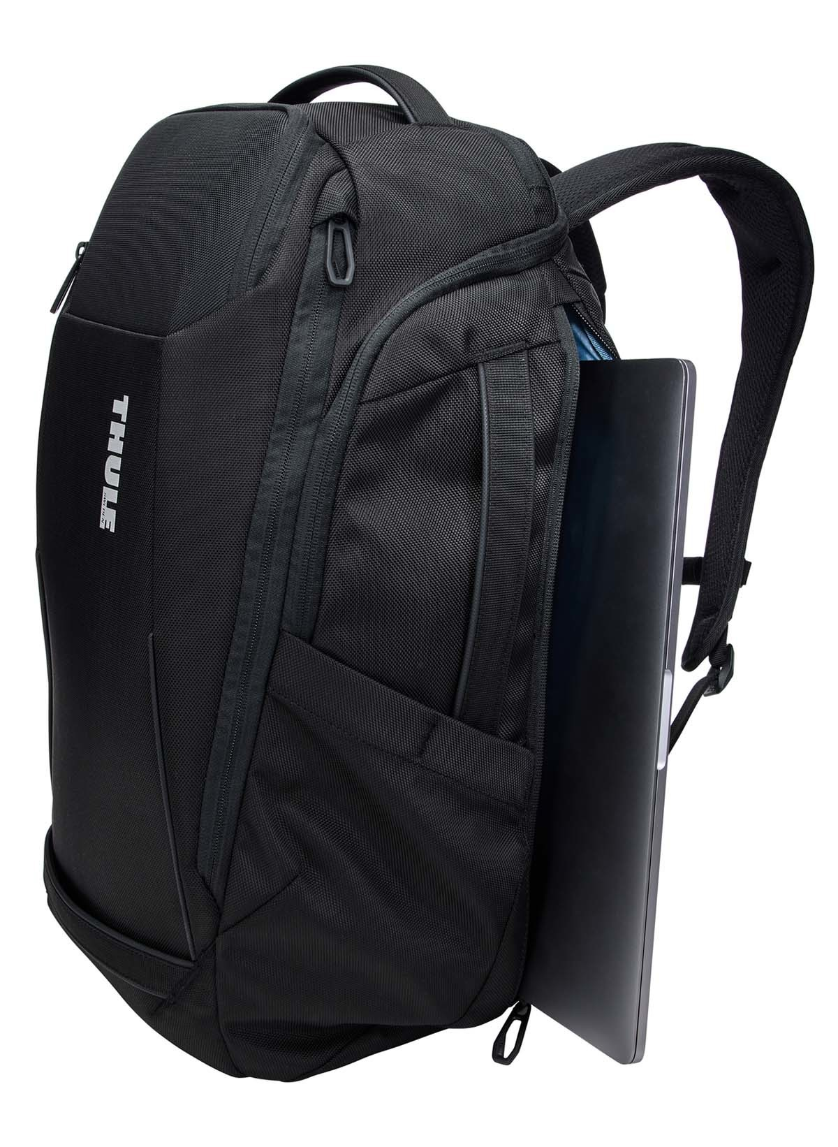 Schwarzer Rucksack mit Laptop in der Seitentasche, weißer Text auf der Vorderseite.