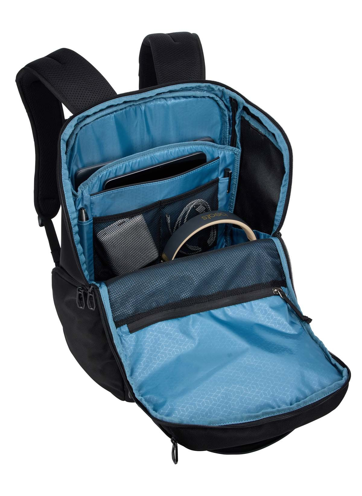 Schwarzer Rucksack mit blauem Innenraum, enthält Tablet, Stifte, Kopfhörer und andere Gegenstände.