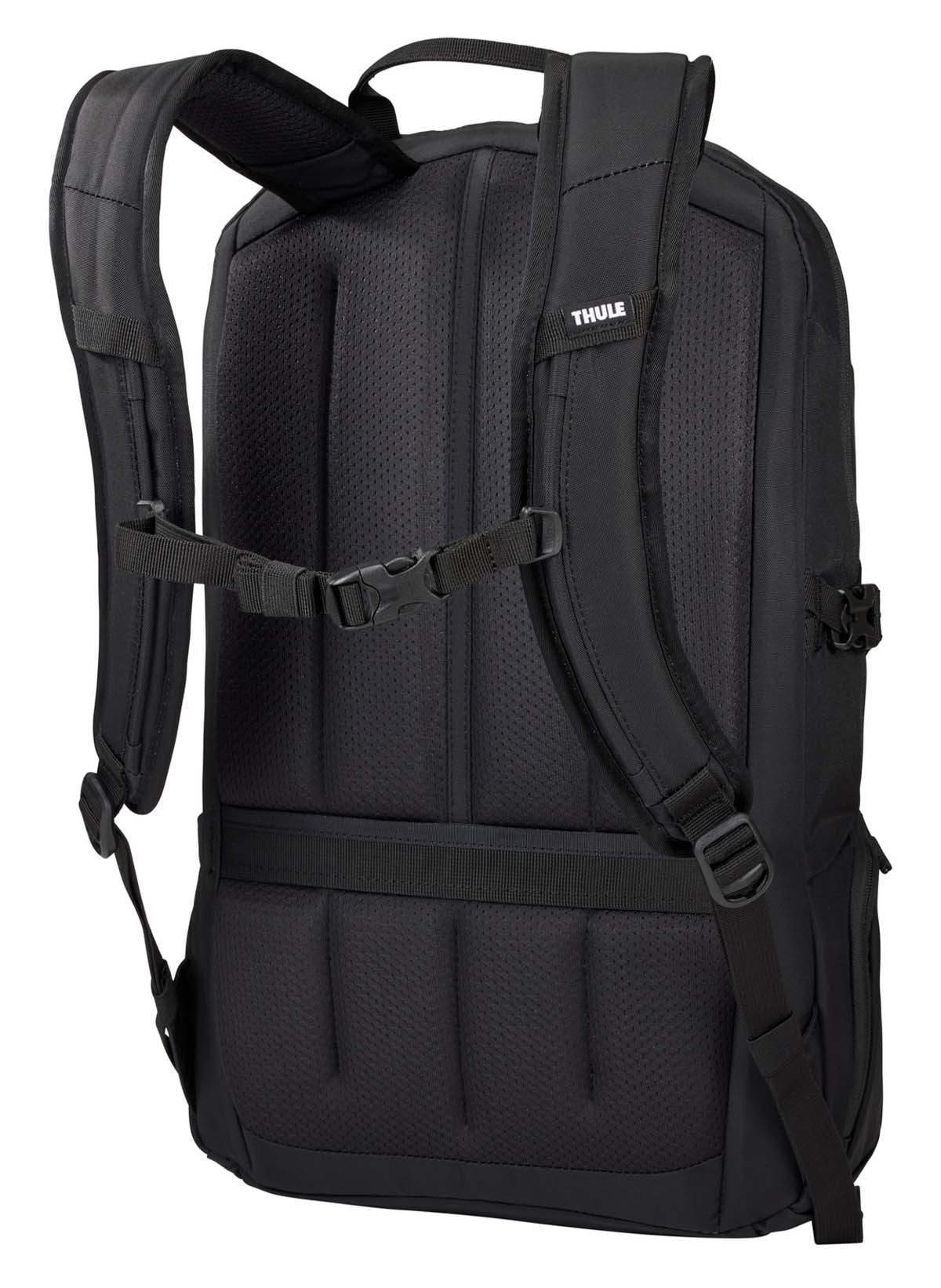 Mochila Thule negra, vista trasera. Muestra correas, acolchado y correa pectoral.