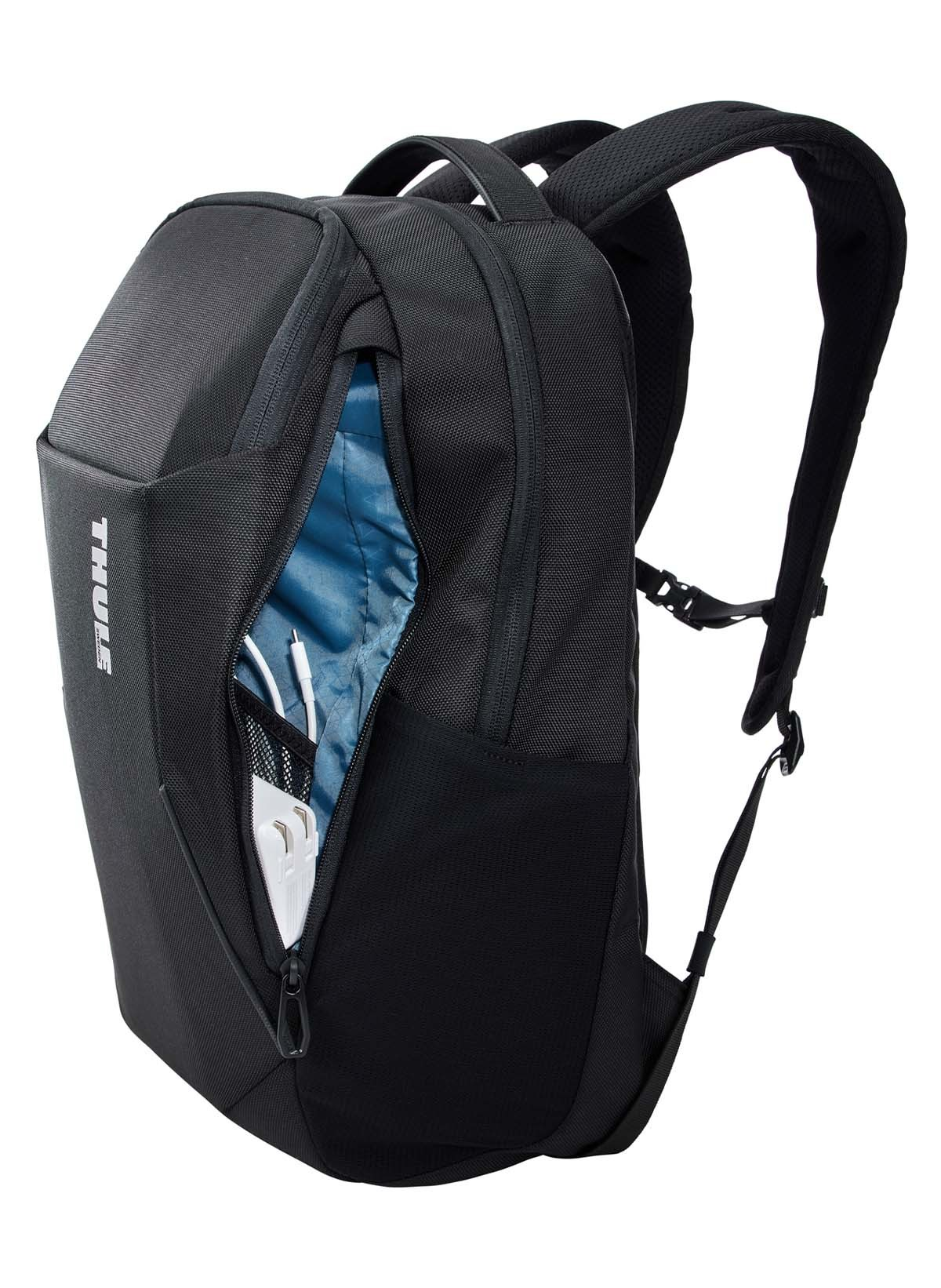 Schwarzer Rucksack, geöffnet, um ein blaues Innere zu zeigen. Kabel und Powerbank sichtbar.