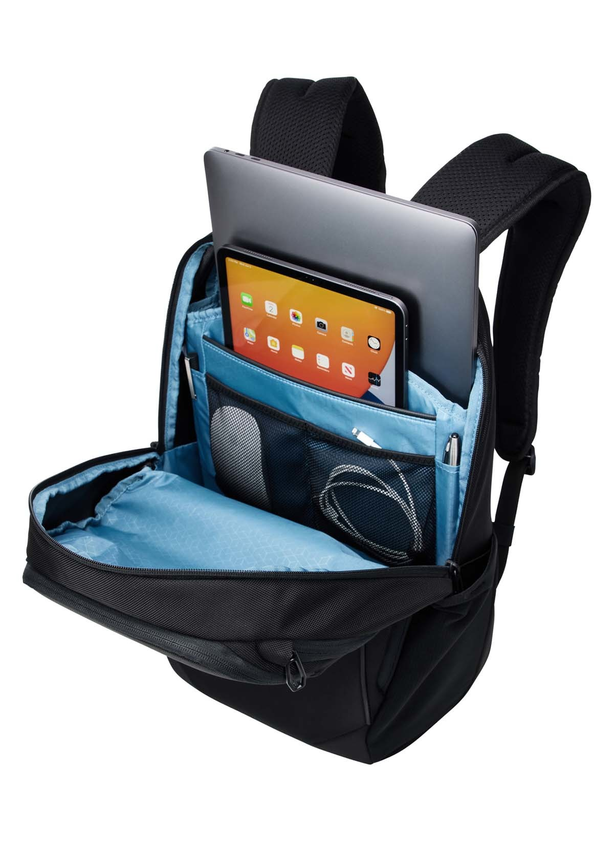 Schwarzer Rucksack, geöffnet mit Laptop, Tablet und Zubehör. Blaues Innenfutter, schwarze Träger.