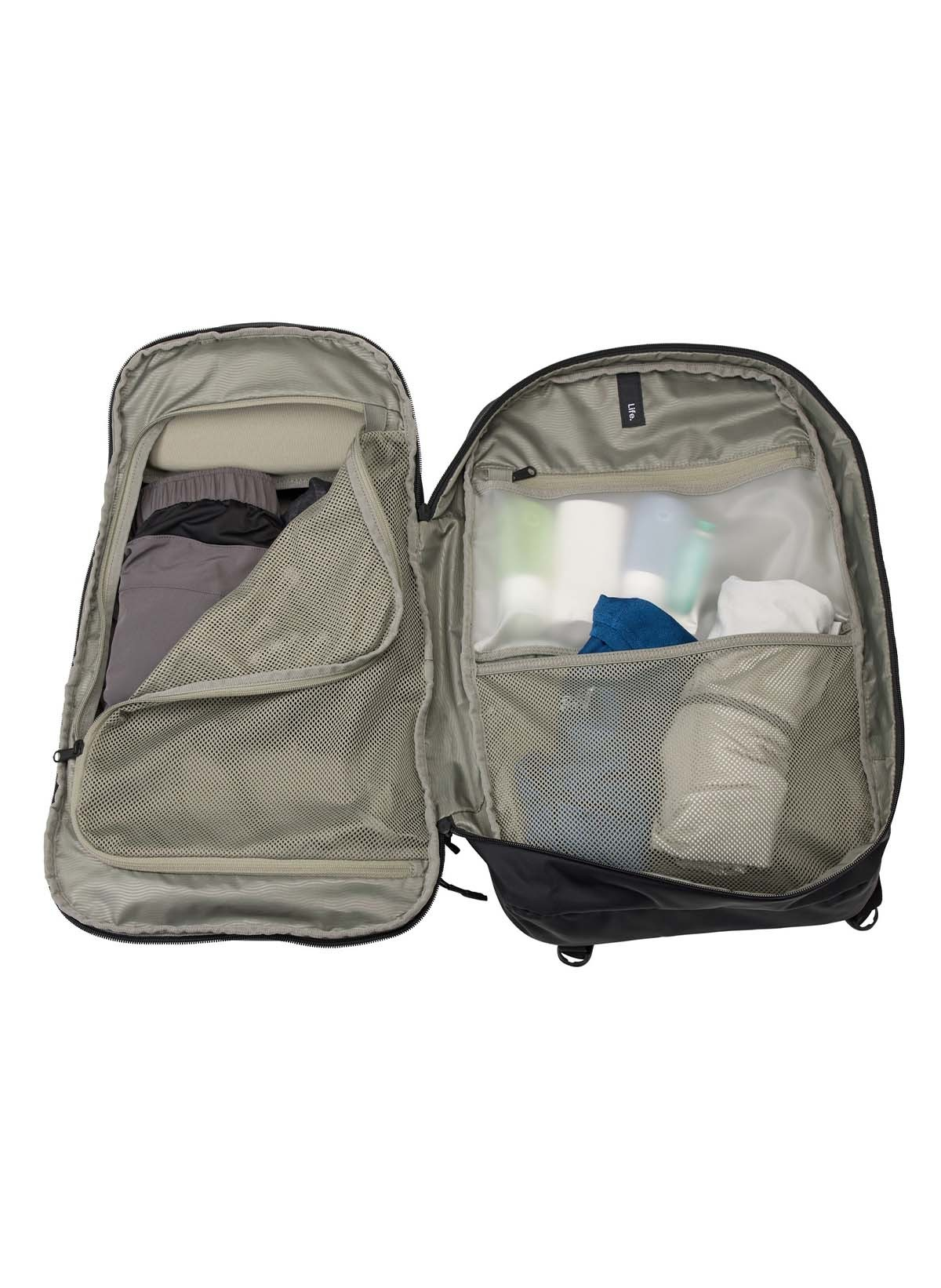 Schwarzer Rucksack geöffnet. Enthält Kleidung und Toilettenartikel, Netztaschen und transparente.
