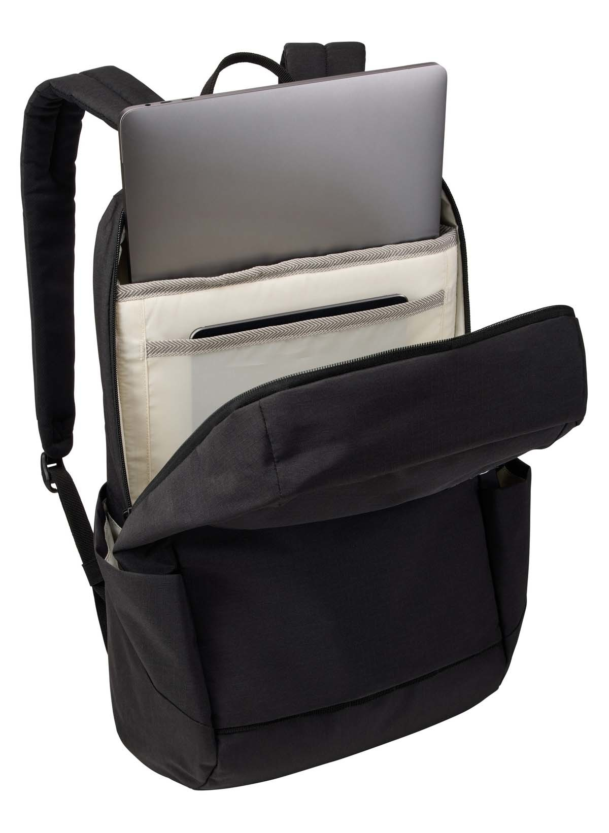 Schwarzer Rucksack, offen, mit Laptop und Tablet. Die Tasche steht auf weißem Hintergrund.