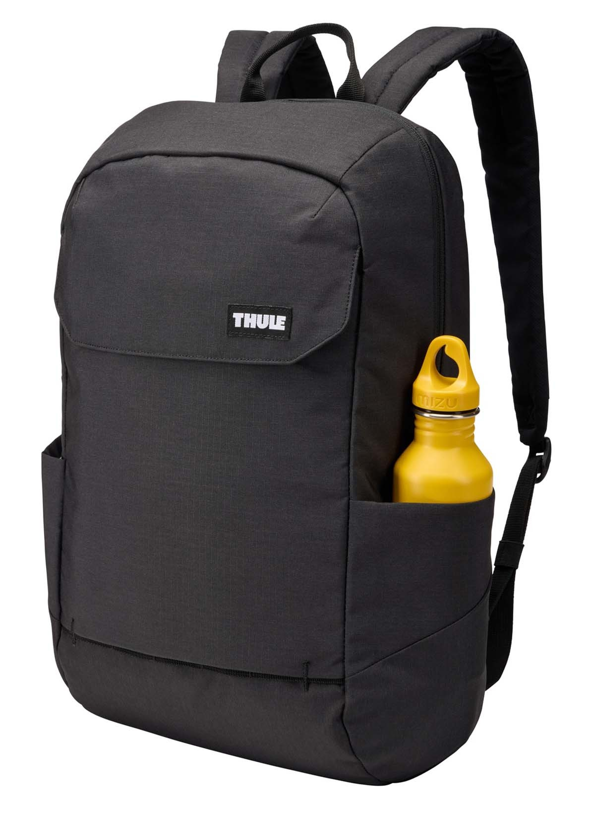 Schwarzer Rucksack mit Wasserflasche in der Seitentasche. Thule-Logo sichtbar.