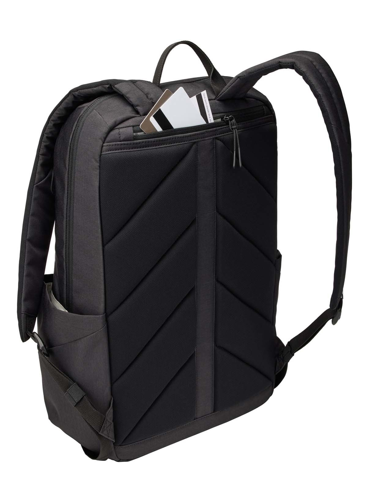 Schwarzer Rucksack, aus dessen Tasche eine Karte ragt. Die Rückseite ist sichtbar.