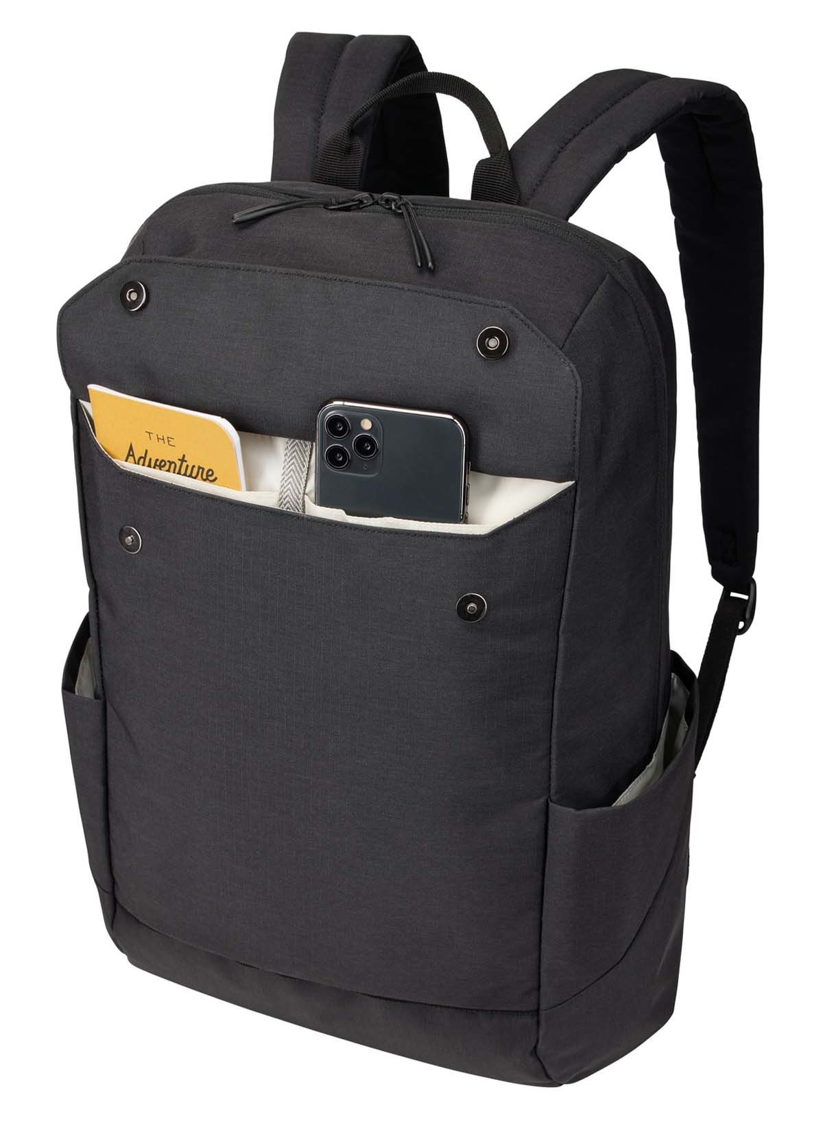 Schwarzer Rucksack mit Tasche, in der sich ein Telefon und ein kleines gelbes Buch befinden.