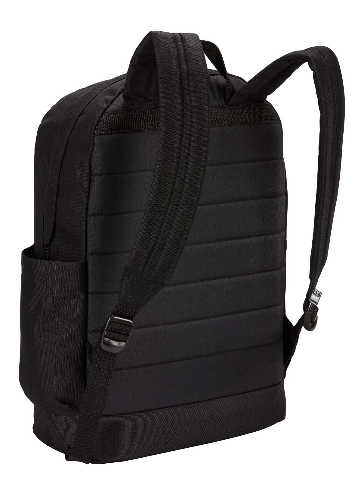 Schwarzer Rucksack mit gepolstertem Rücken und Trägern, Seitentasche und schwarzem Riemen mit Schnalle.