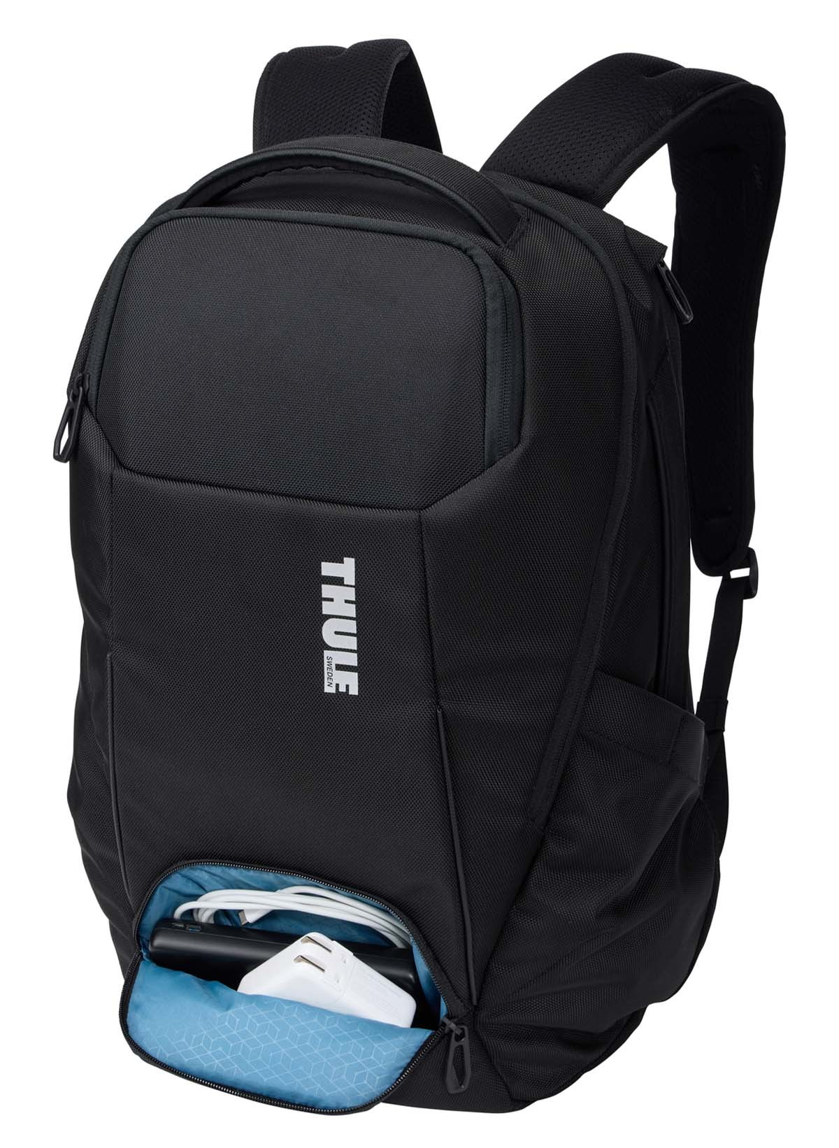 Schwarzer Rucksack mit versteckter Tasche mit weißem Ladegerät und Kabel. Thule Logo.