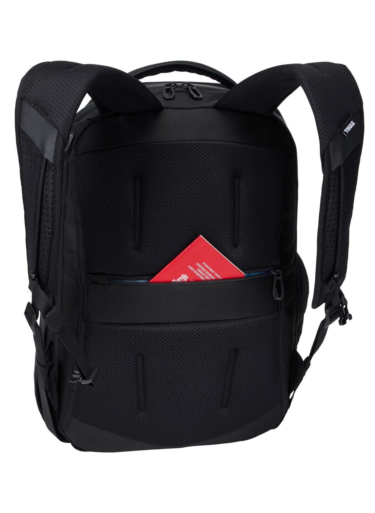 Schwarzer Rucksack mit rotem Reisepass in der Gesäßtasche. Hat Schultergurte.