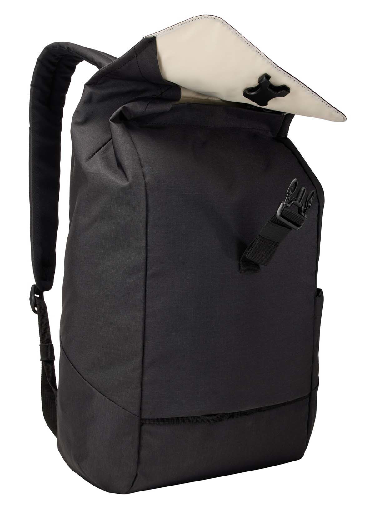Schwarzer Rucksack mit heruntergerolltem Oberteil, durch einen Riemen gesichert. Beiges Innere sichtbar. Seitentasche.