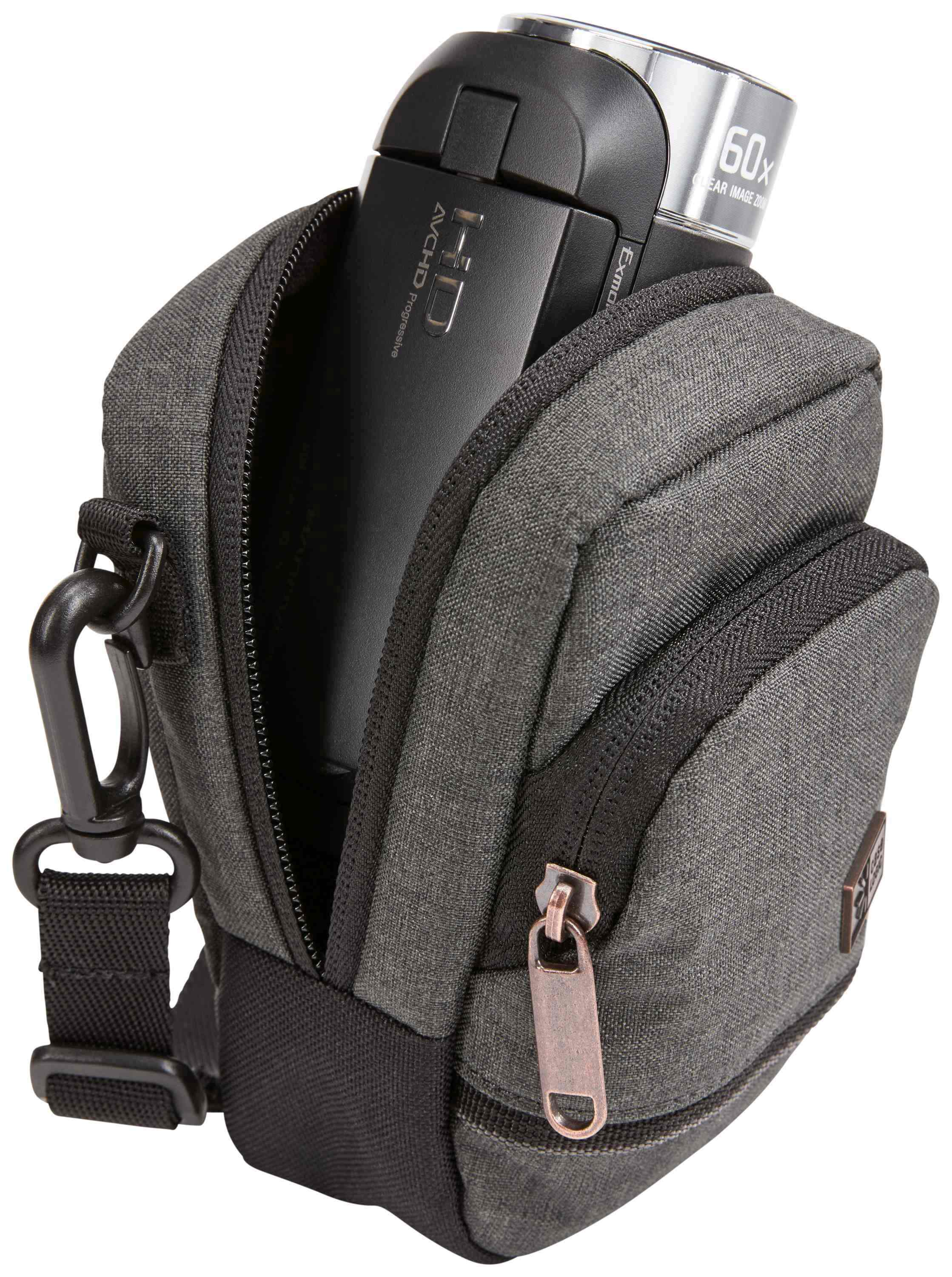 Kamera in einer grauen Tasche, die Tasche ist geöffnet und zeigt die Kamera im Inneren.