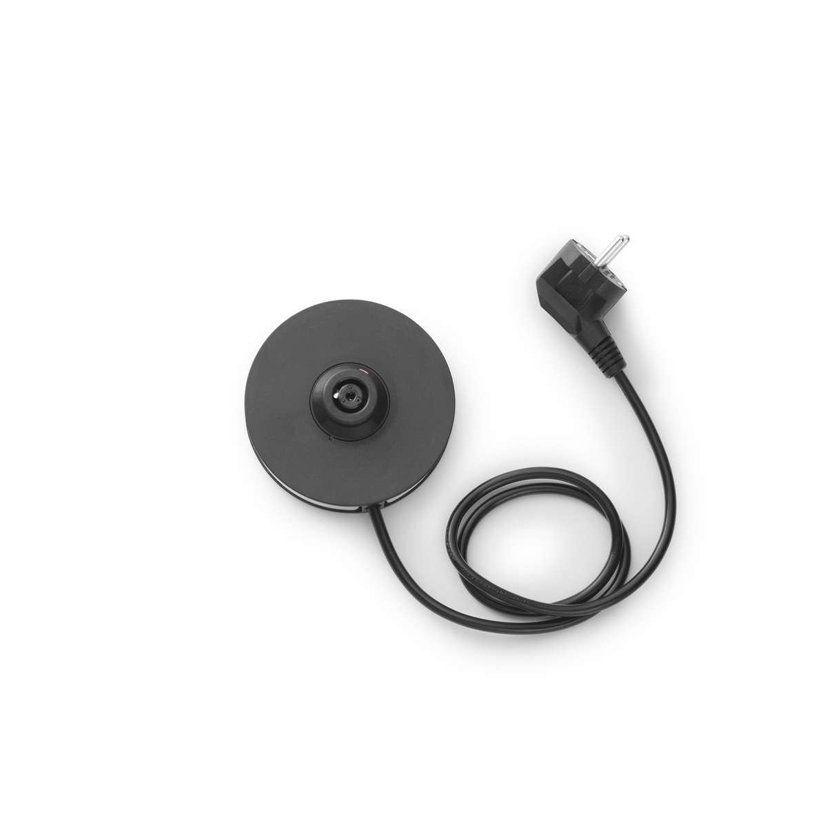 Schwarzer Wasserkocherfuß mit Netzkabel und Stecker. Weißer Hintergrund.