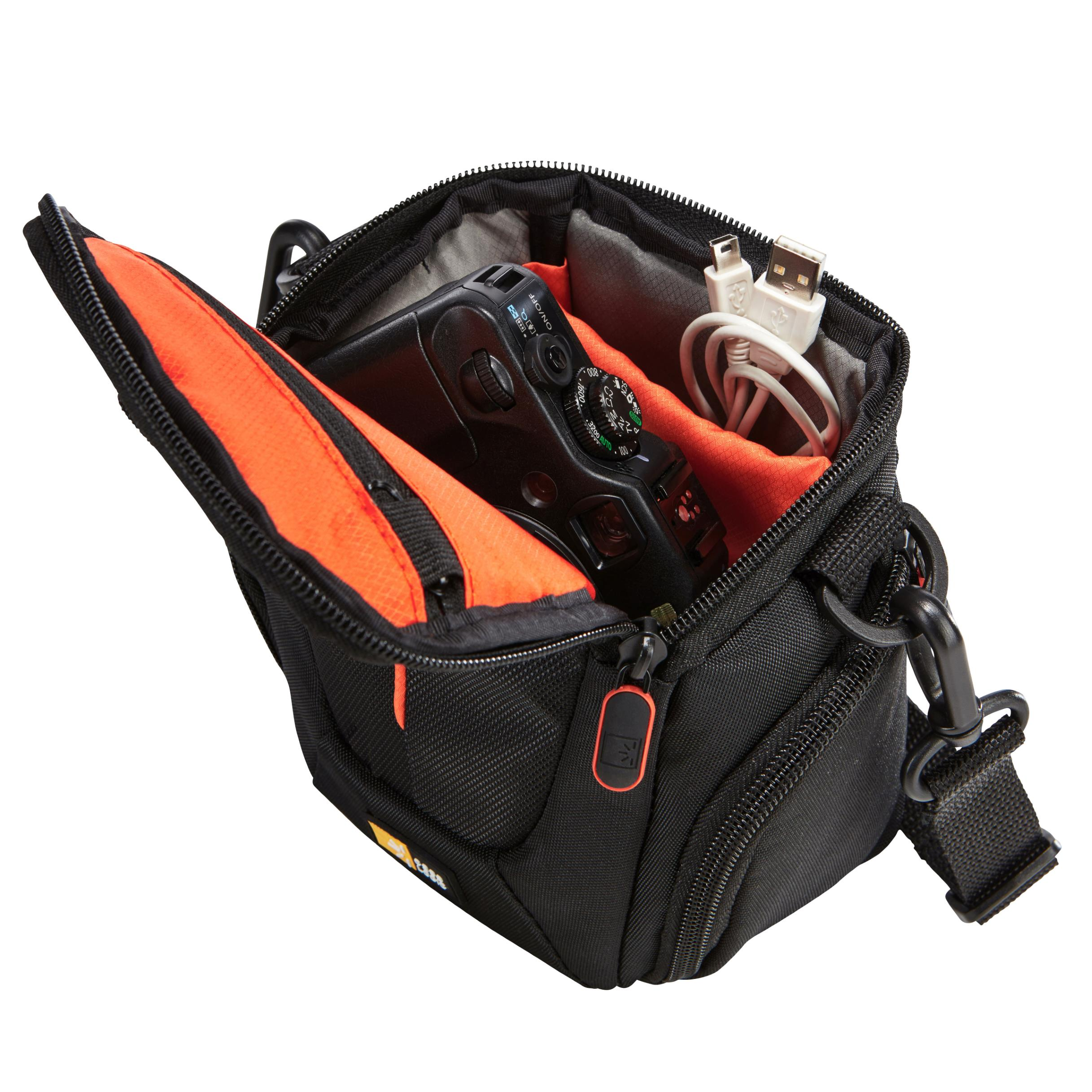 Offene Kameratasche mit Kamera, Ladegerät und orangefarbenem Innenraum.