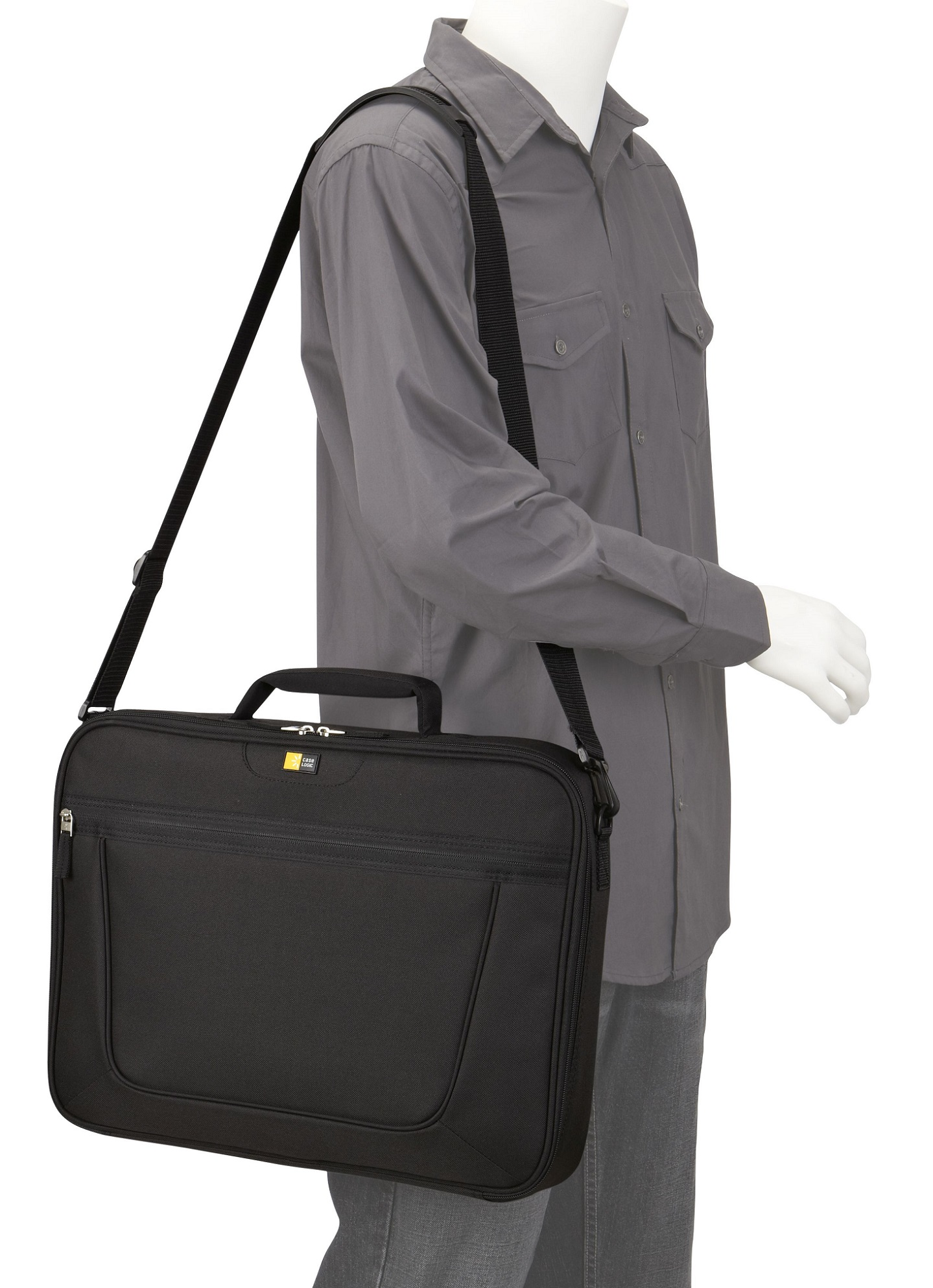 Eine Person, die eine schwarze Case Logic Laptoptasche mit Schulterriemen trägt. Weißer Hintergrund.