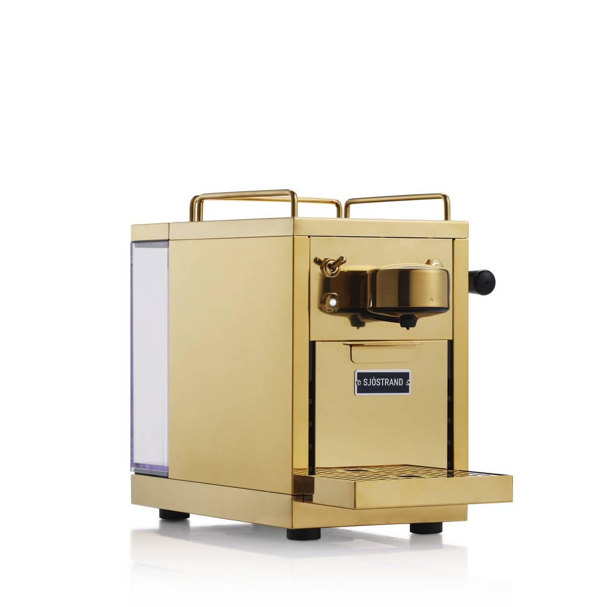 Goldene Kaffeemaschine mit Wassertank und kleiner Plattform, auf weißem Hintergrund. Der Markenname ist sichtbar.