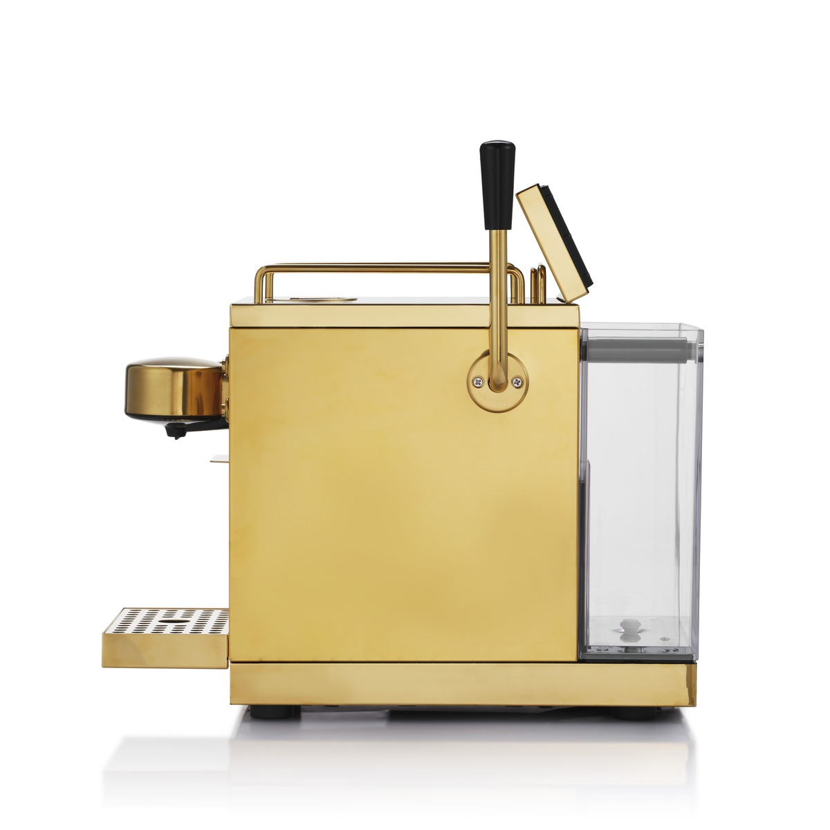 Goldfarbene Espressomaschine, Seitenansicht, mit Griff, Wassertank und Tablett.