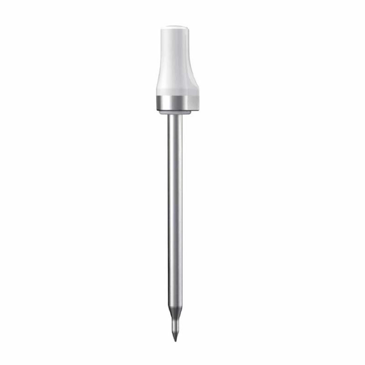 Een metalen vleesthermometer met een witte bovenkant. Het staat op een witte achtergrond.