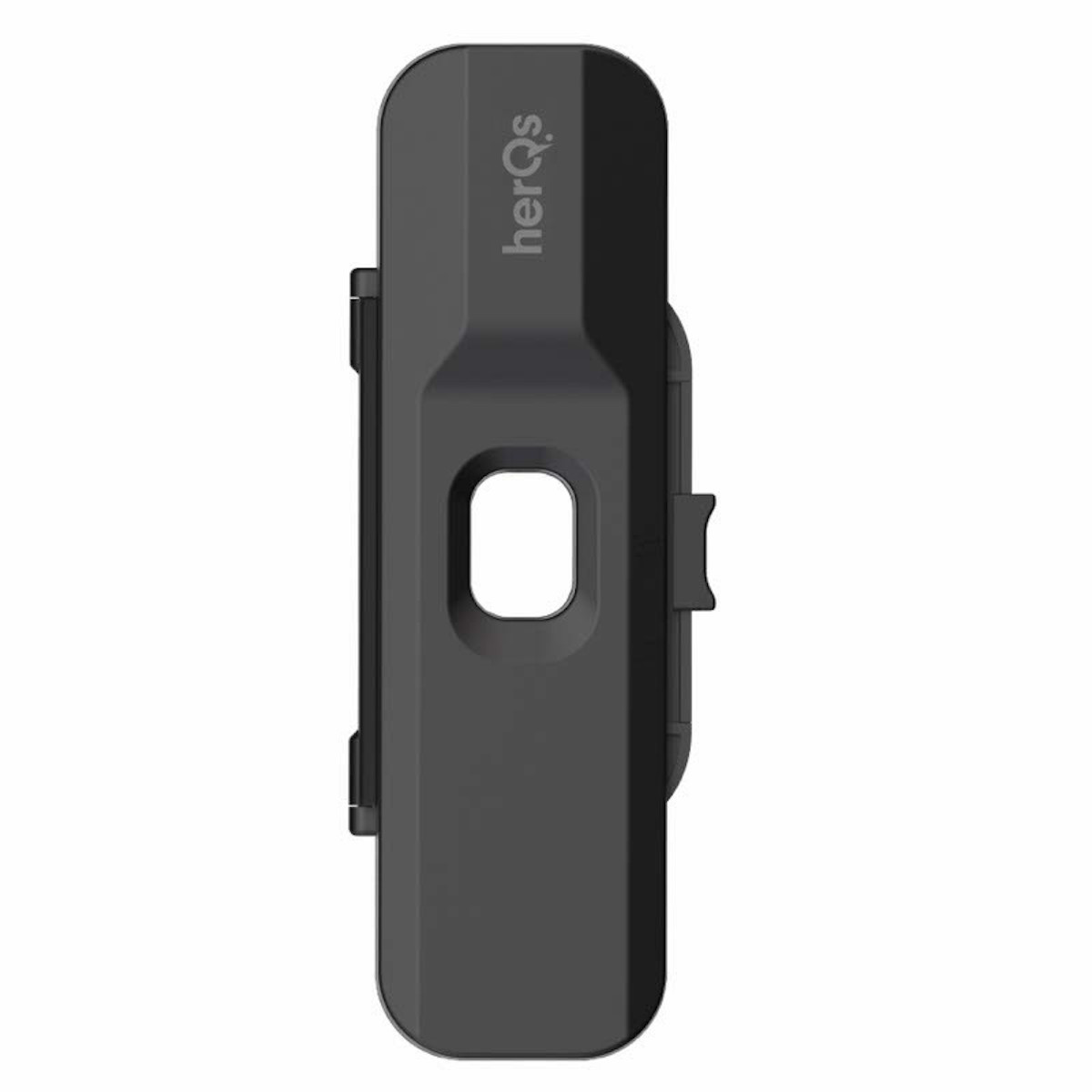 Zwart HerQs-apparaat, waarschijnlijk een tracker, met een rechthoekige vorm en een knop.