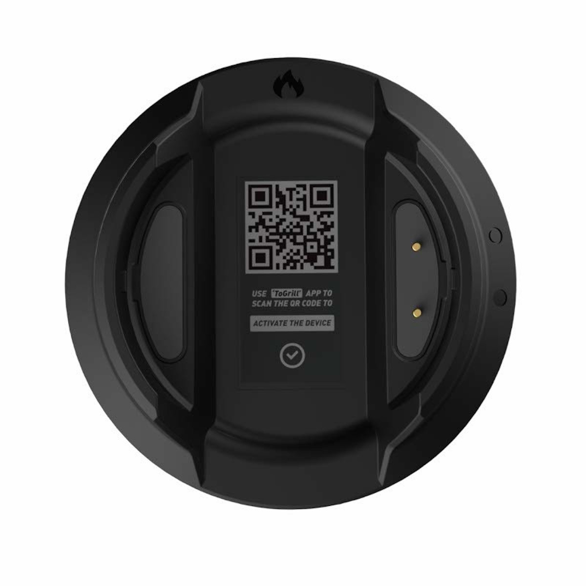 Een zwart cirkelvormig apparaat met een QR-code en tekst. Het apparaat staat op een wit oppervlak.