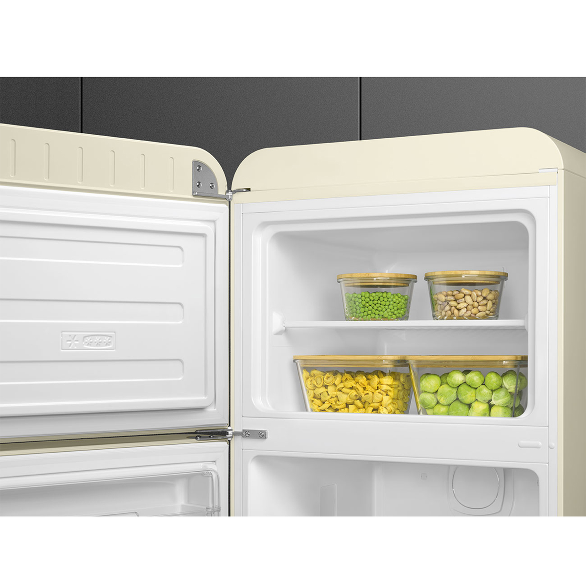 Refrigerador abierto con recipientes de comida. Exterior beige, interior blanco.