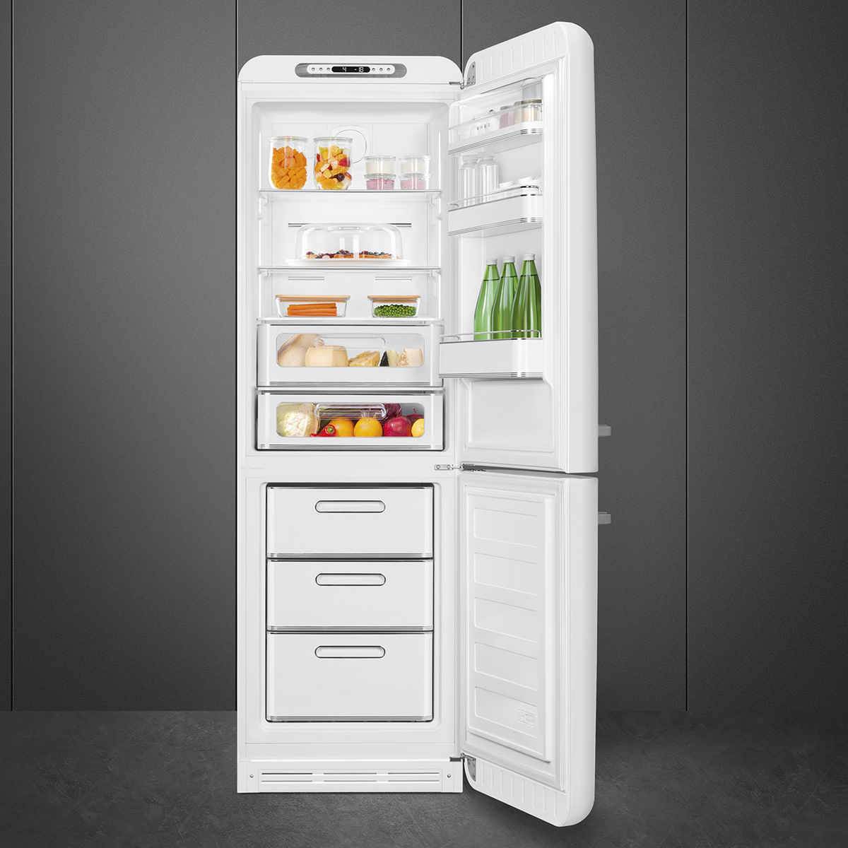 Un refrigerador blanco con la puerta abierta que revela alimentos en un fondo gris.